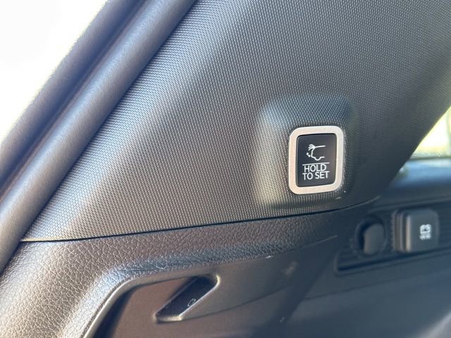 Used 2025 Jeep Grand Cherokee Limited w/ Black Appearance Package image 9