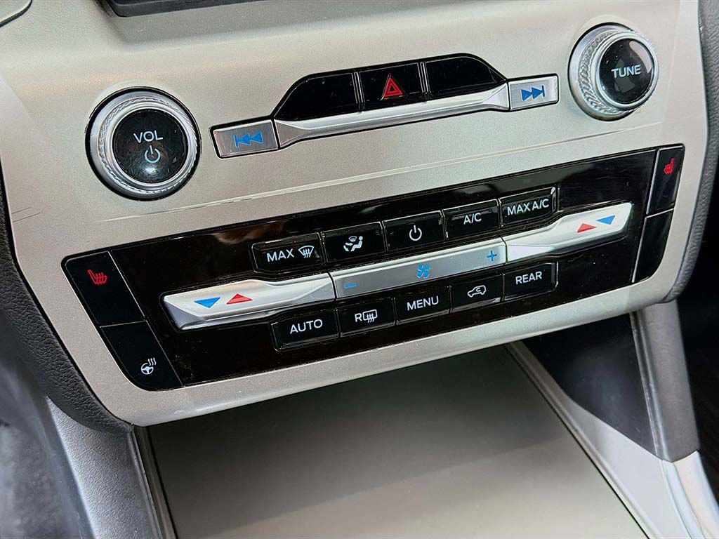 Used 2022 Ford Explorer XLT w/ Equipment Group 202A image 34