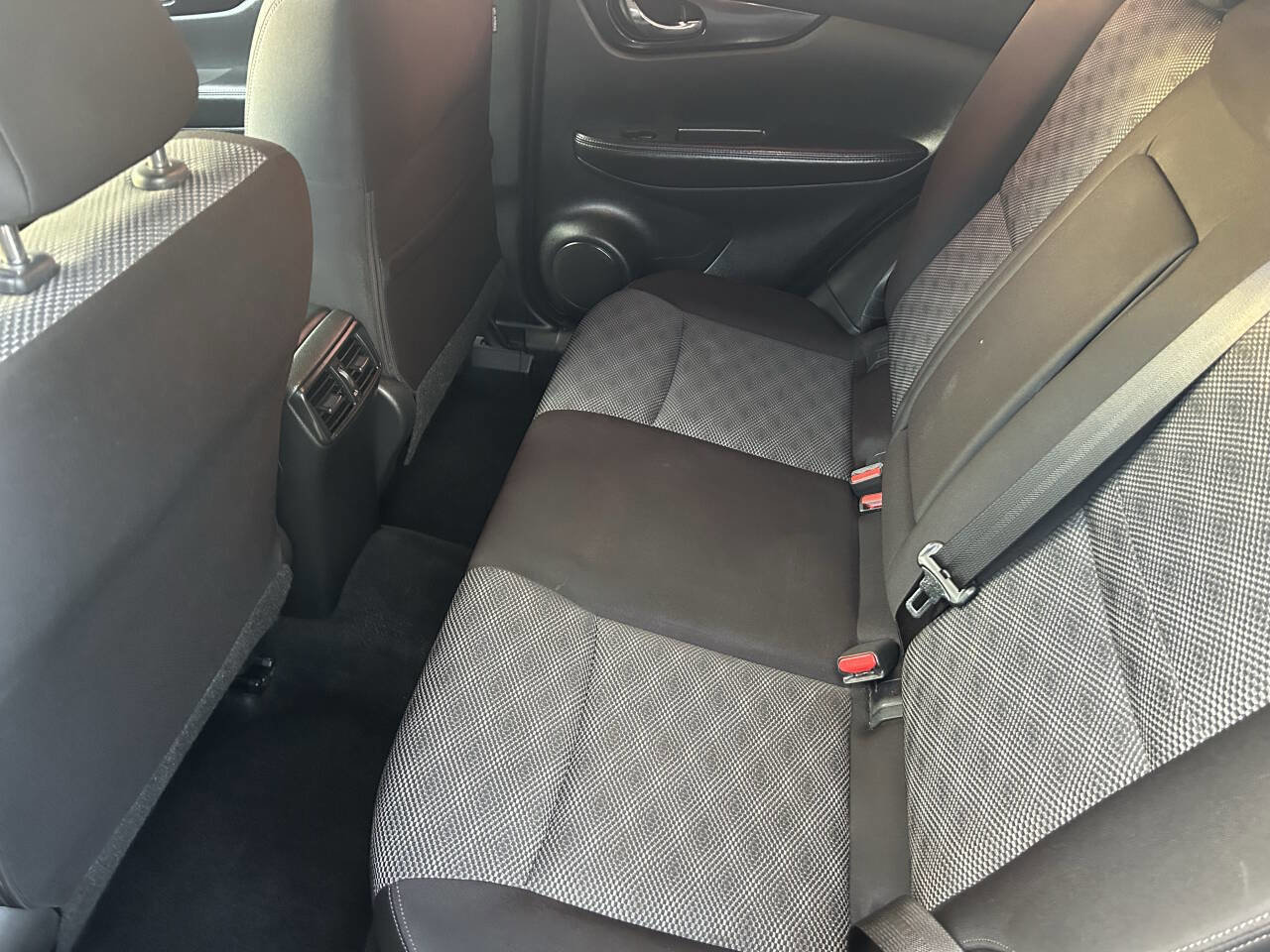 Used 2017 Nissan Rogue Sport SV w/ SV Premium Package image 17