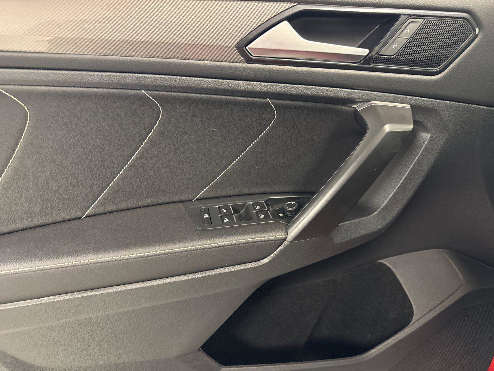 Used 2023 Volkswagen Tiguan SE w/ Panoramic Sunroof Package FWD image 10