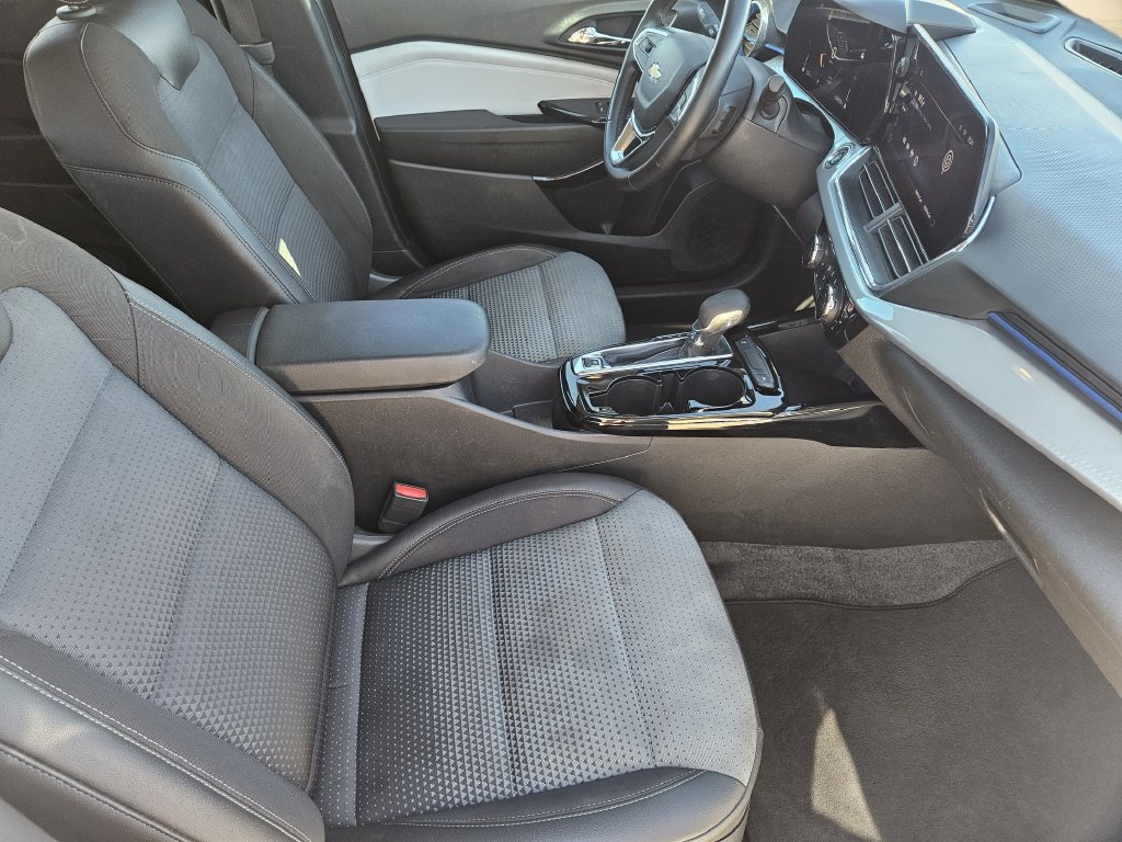 Used 2025 Chevrolet Trax LT w/ LT Convenience Package FWD image 14