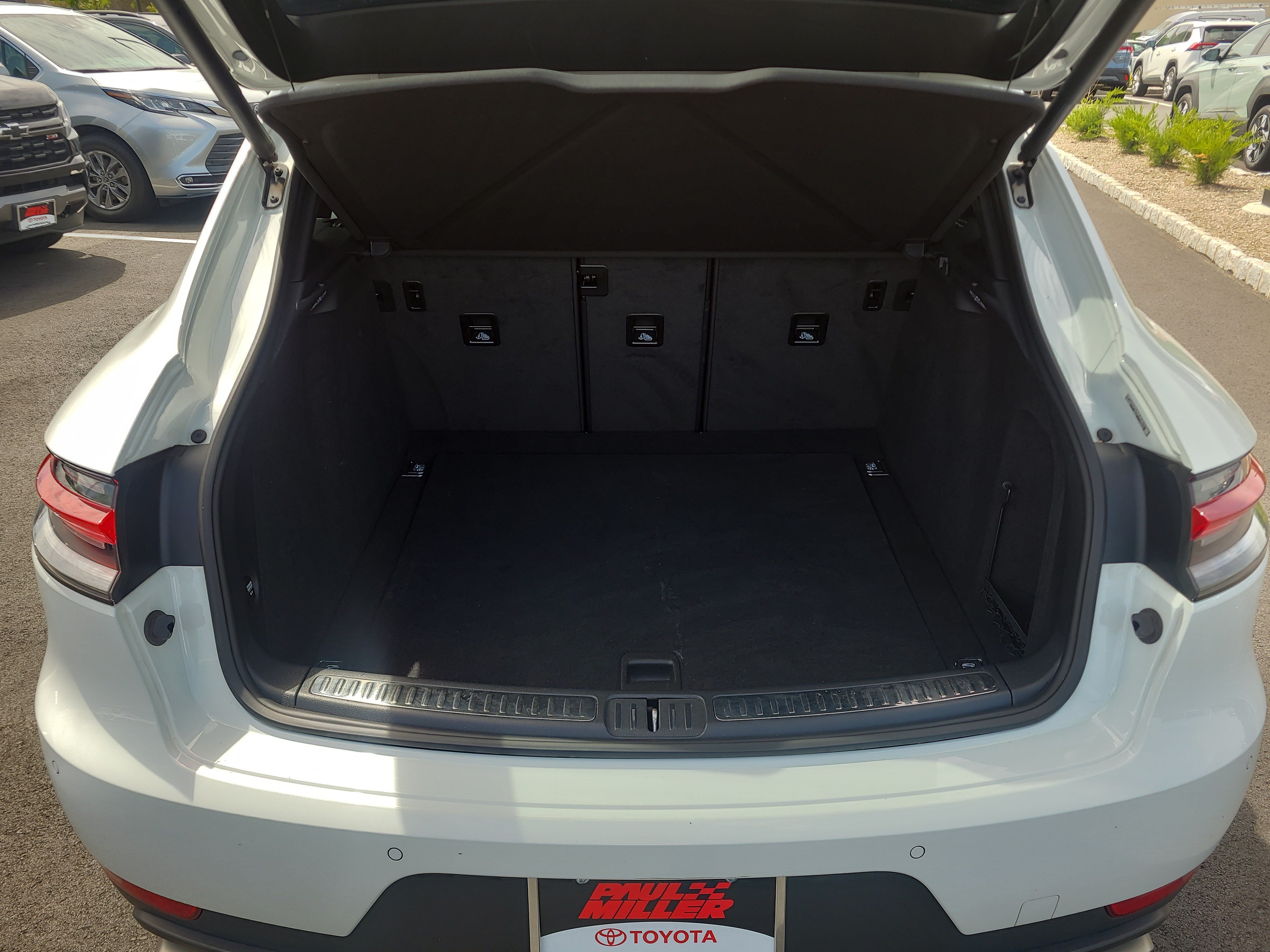 Used 2021 Porsche Macan AWD/4WD image 31