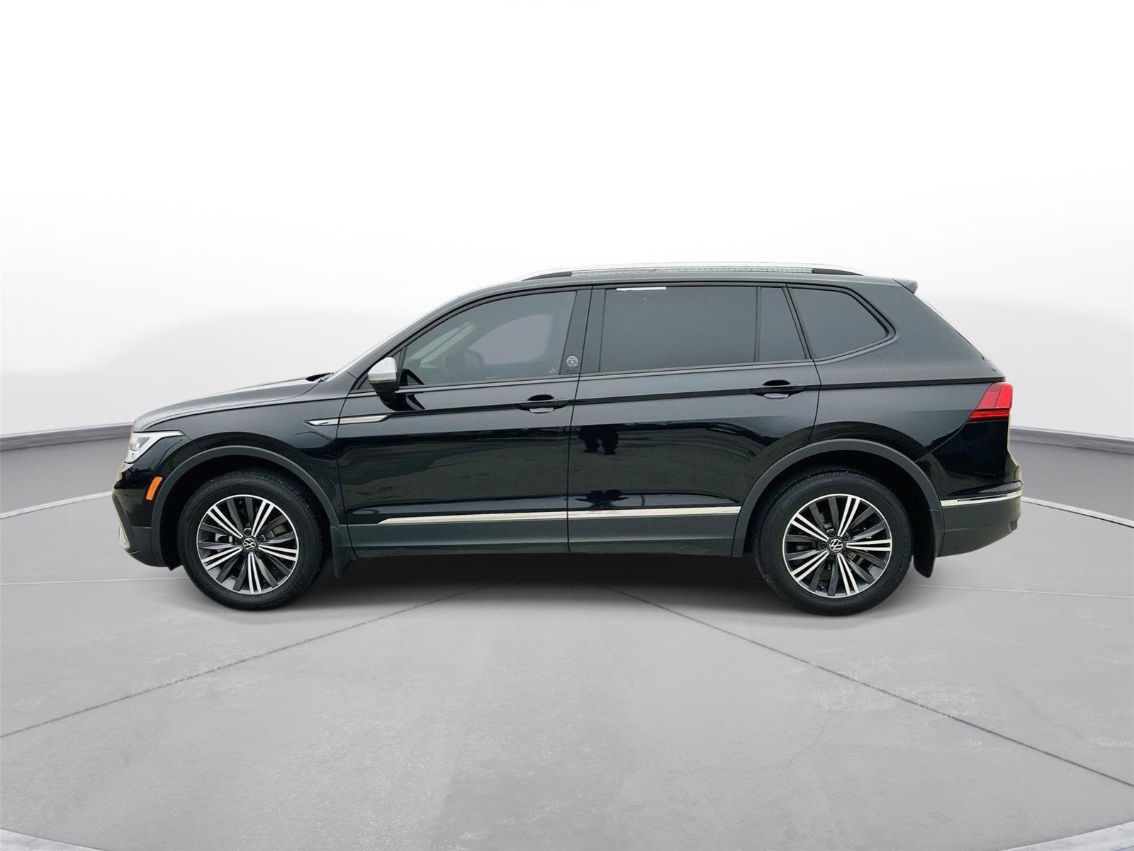 Used 2024 Volkswagen Tiguan Wolfsburg Edition w/ Panoramic Sunroof Package image 34