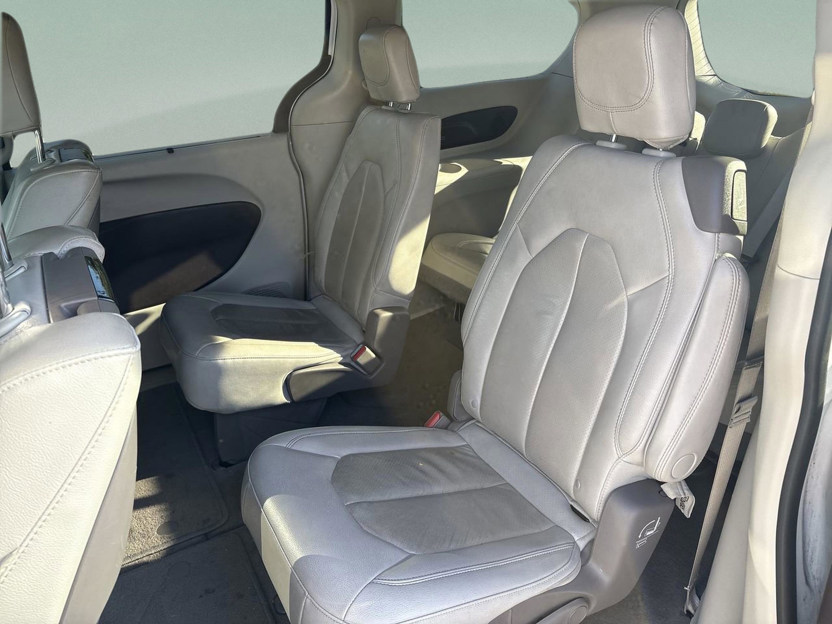 Used 2020 Chrysler Pacifica Touring-L Plus w/ Tire & Wheel Group image 18