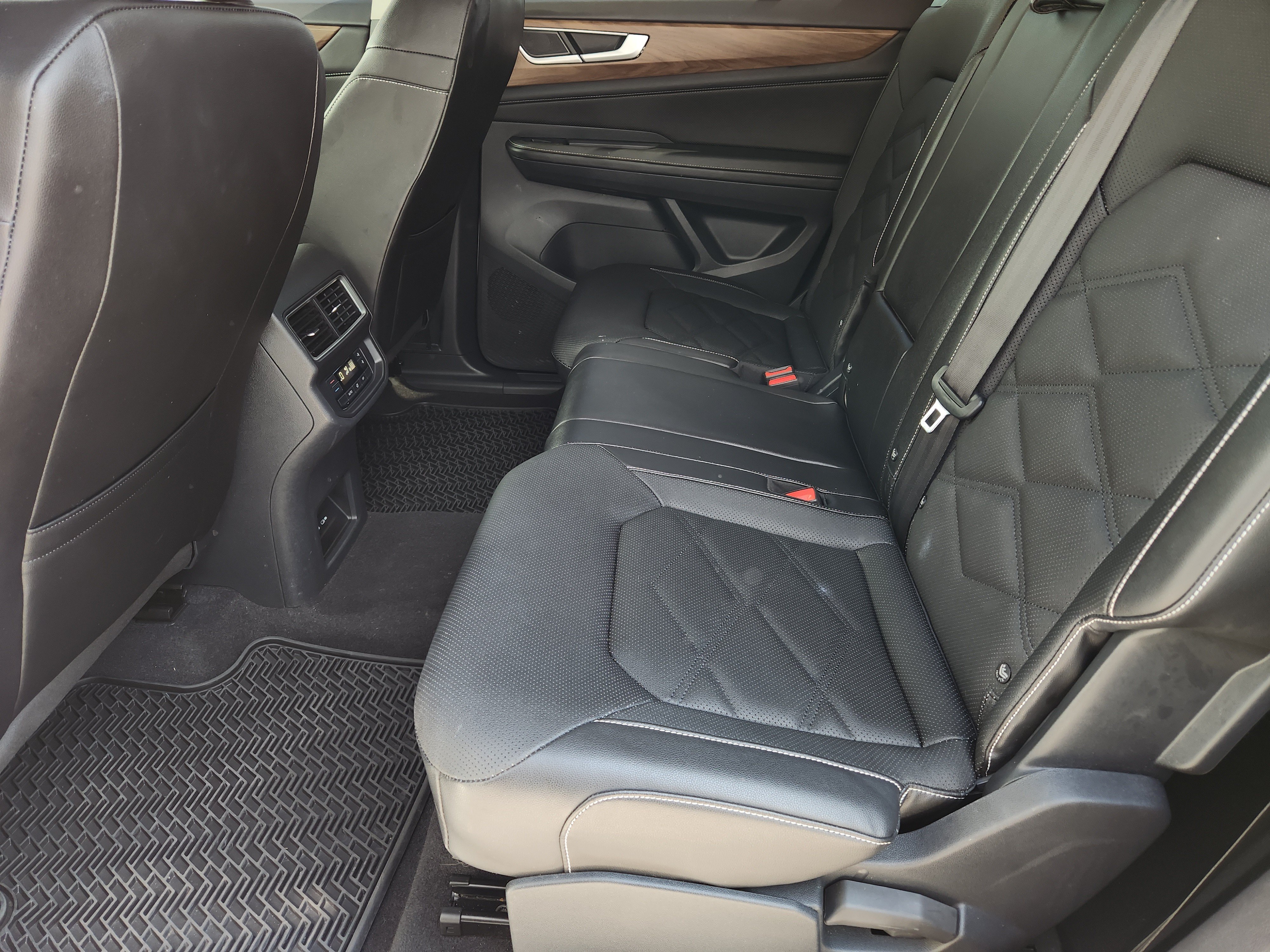 Used 2024 Volkswagen Atlas SE FWD image 31