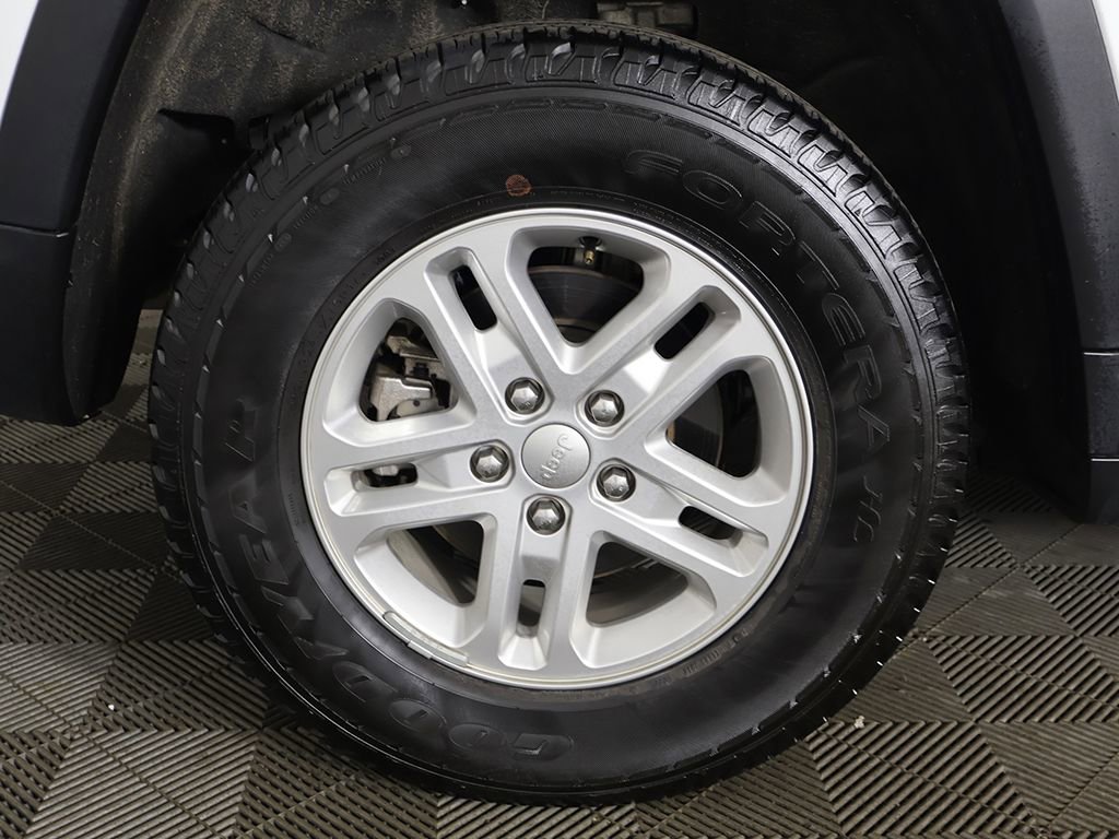 Used 2023 Jeep Grand Cherokee Laredo image 19