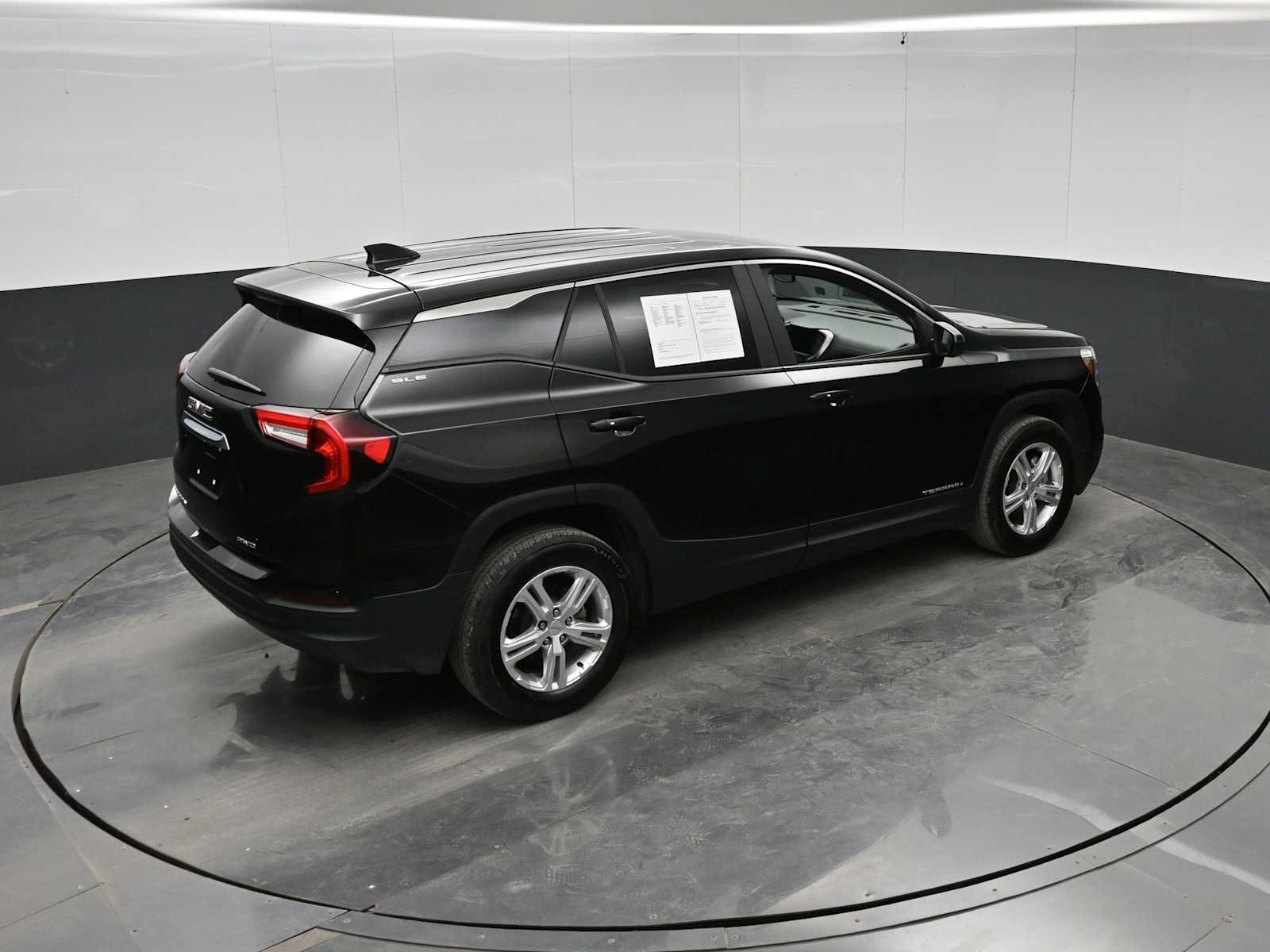Used 2024 GMC Terrain SLE AWD/4WD image 32