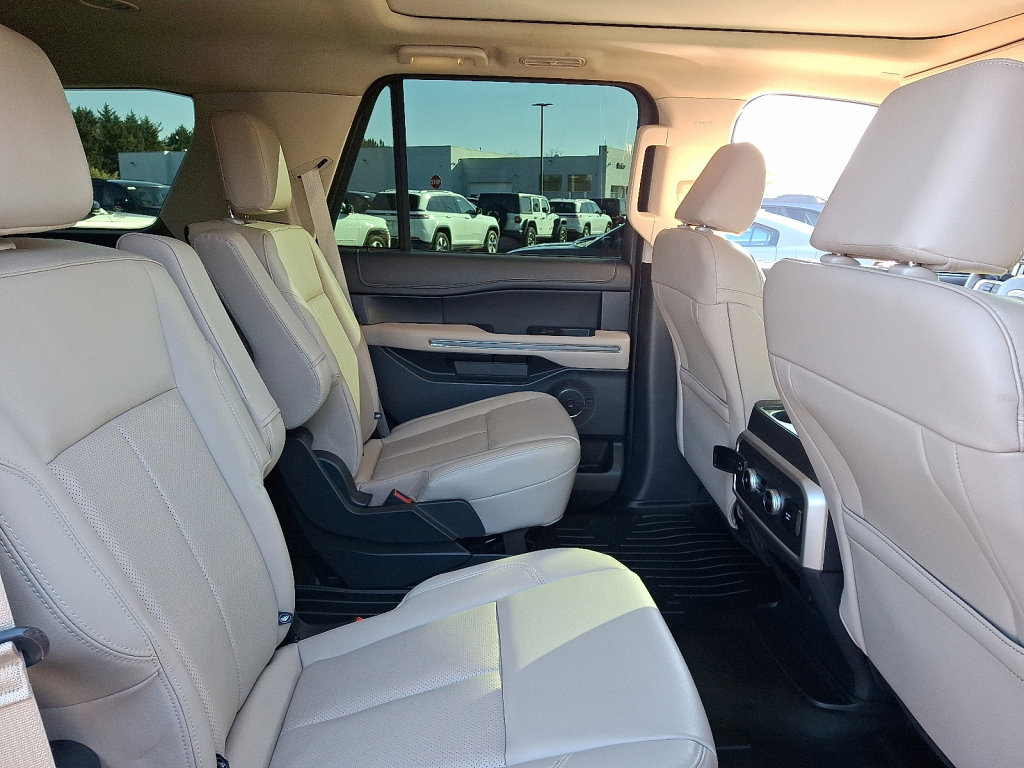 Used 2022 Ford Expedition XLT image 15