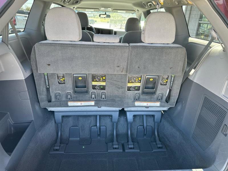 Used 2015 Toyota Sienna L image 9
