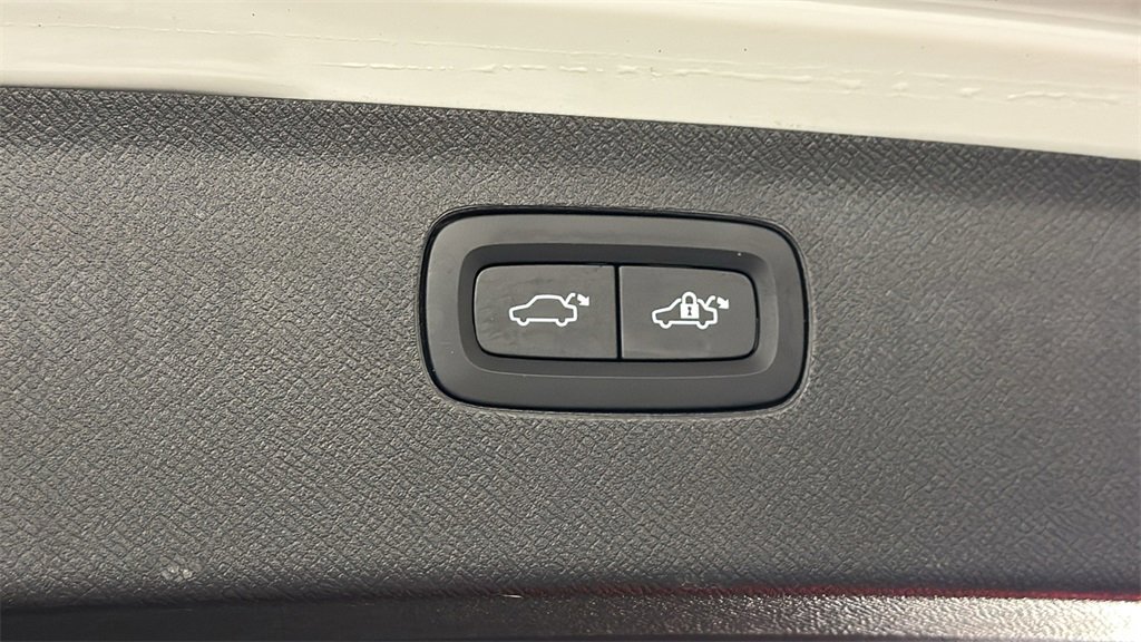 Used 2023 Volvo XC90 B6 Plus image 17