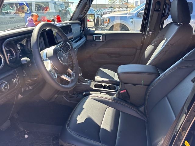 Used 2025 Jeep Wrangler Sahara image 11
