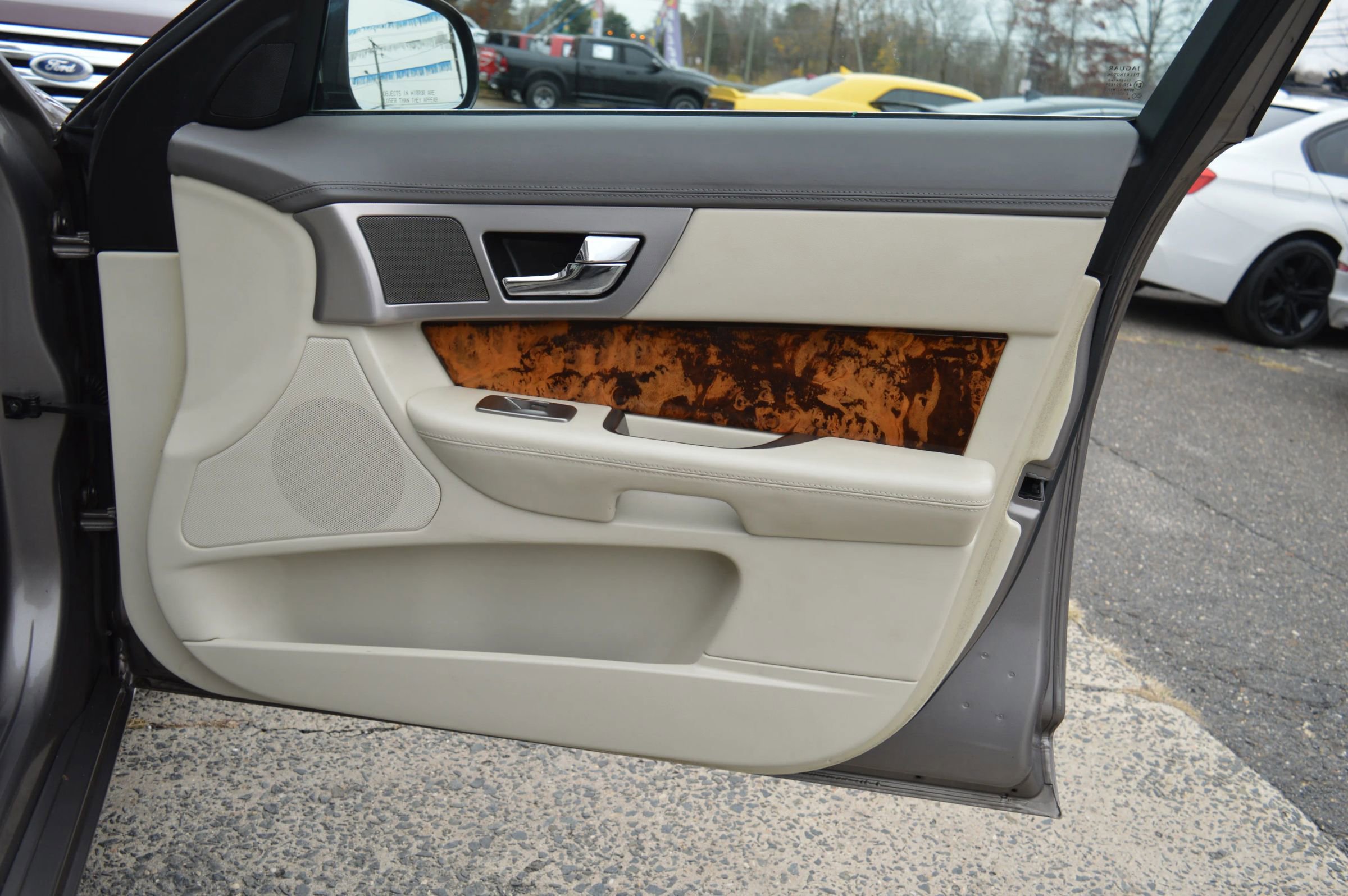 Used 2010 Jaguar XF Premium image 29