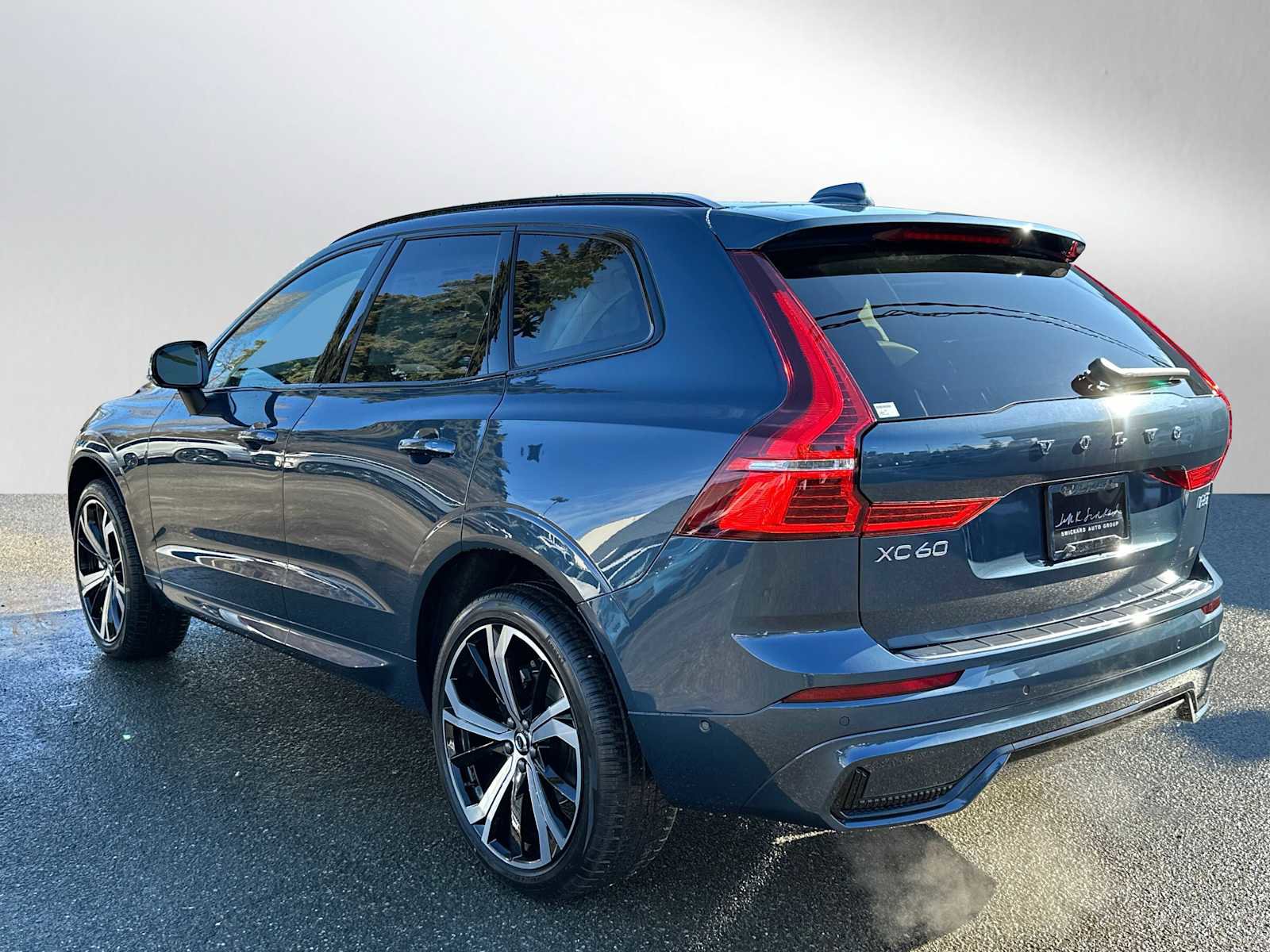 Used 2025 Volvo XC60 B5 Ultra w/ Protection Package Premier image 5