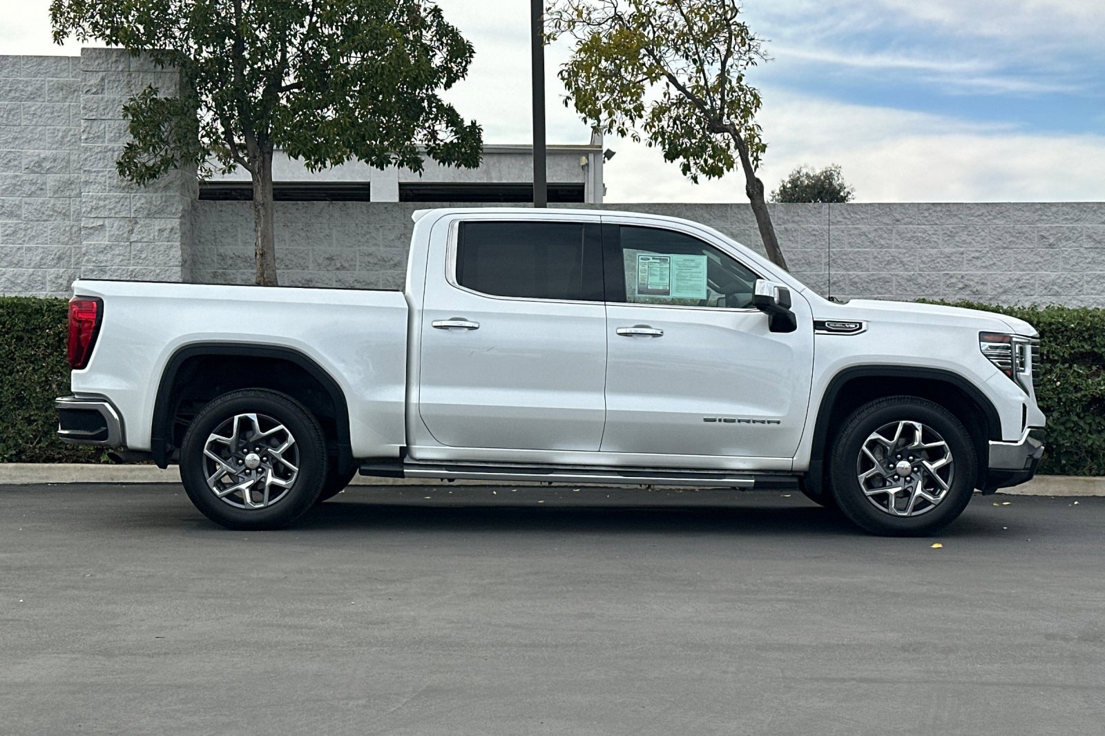 Used 2022 GMC Sierra 1500 SLT w/ SLT Convenience Package image 3