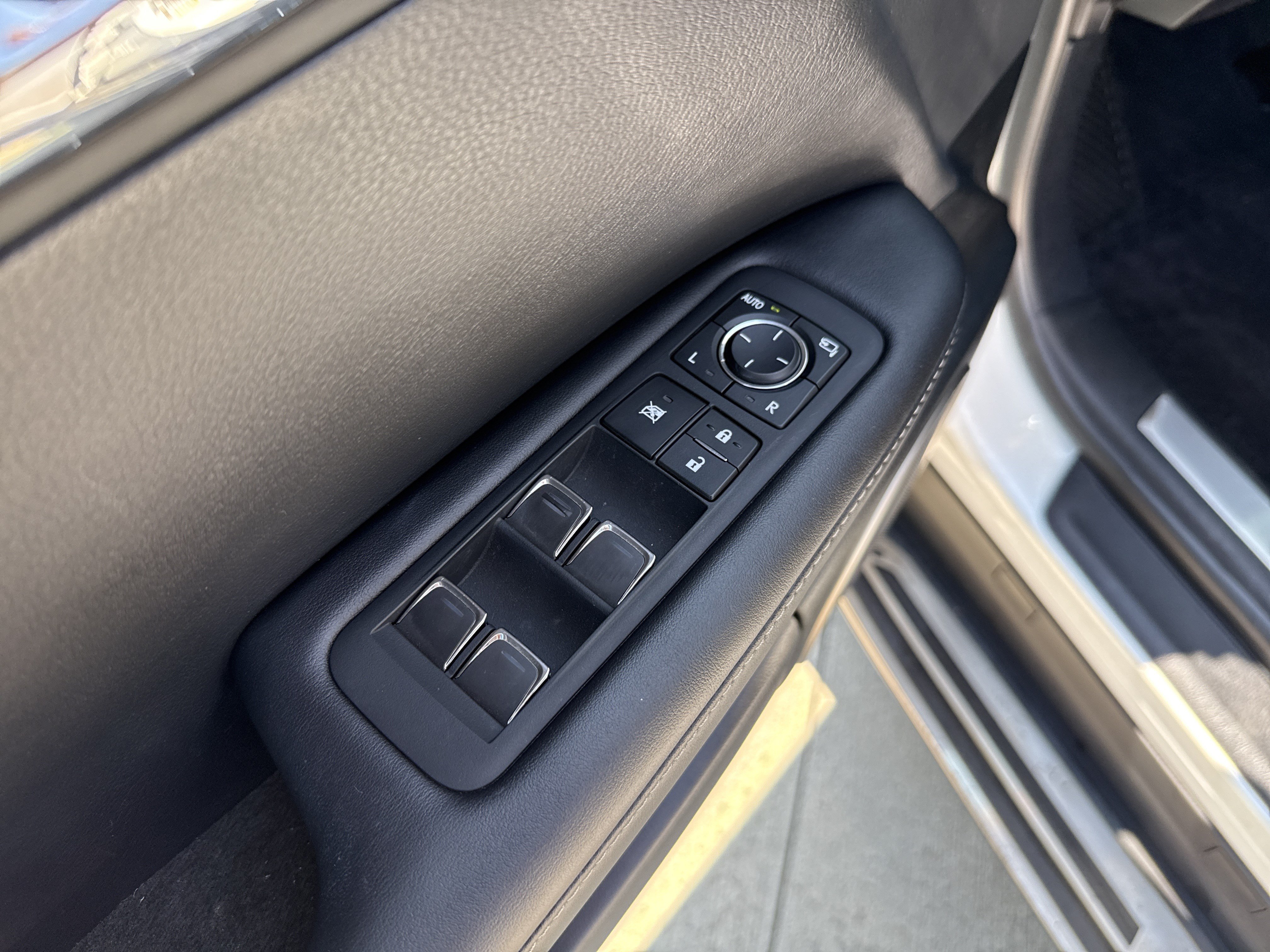 Used 2022 Lexus RX 350L FWD w/ Premium Package image 17