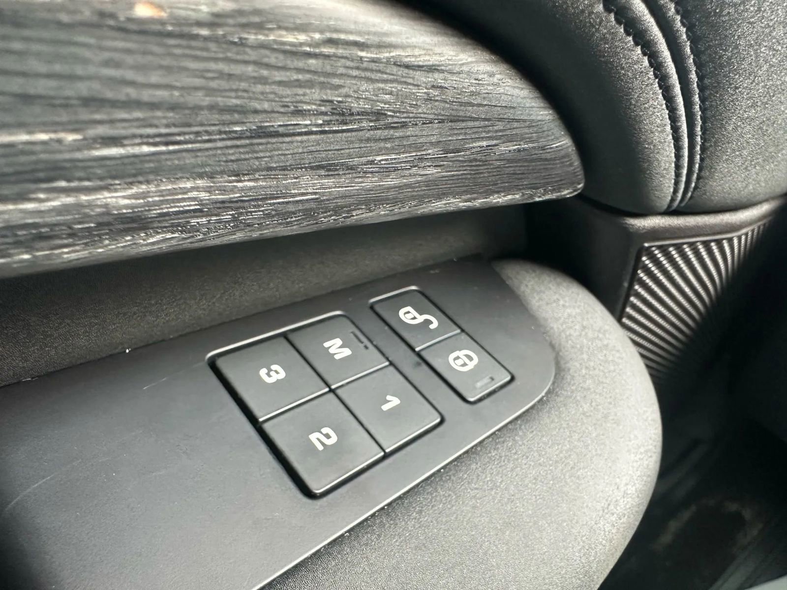 Used 2018 Land Rover Discovery HSE image 24