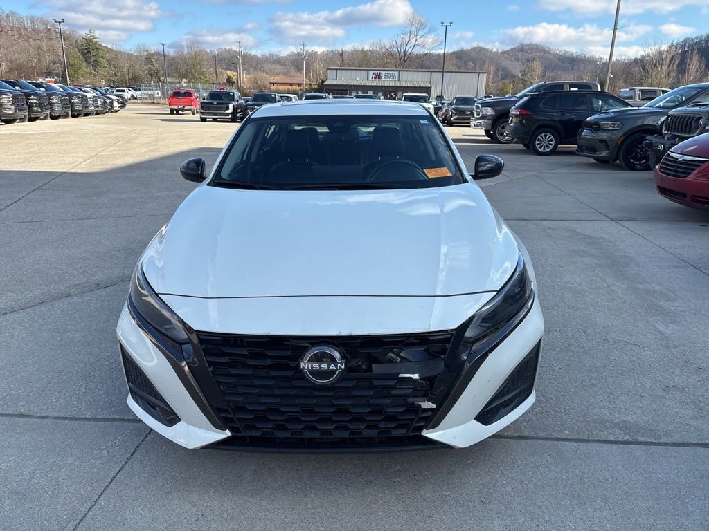 Used 2023 Nissan Altima 2.5 SR w/ SR Premium Package image 2