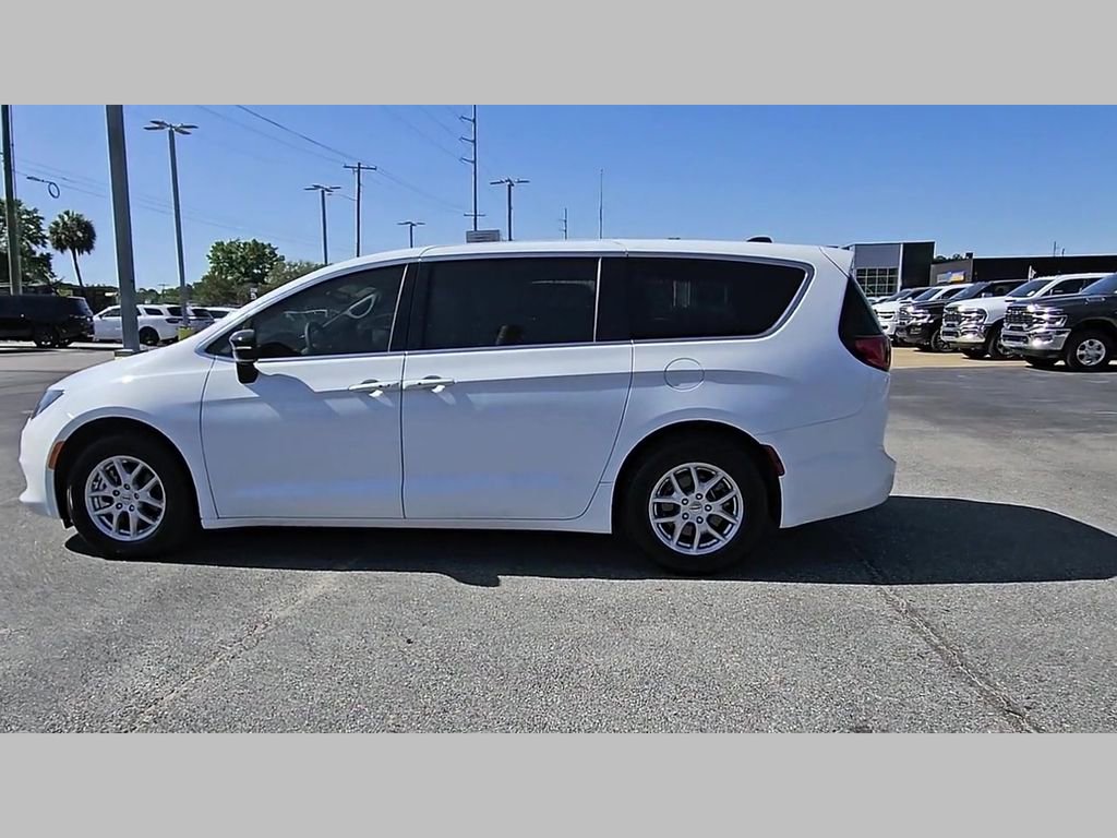 Used 2025 Chrysler Voyager LX FWD image 27