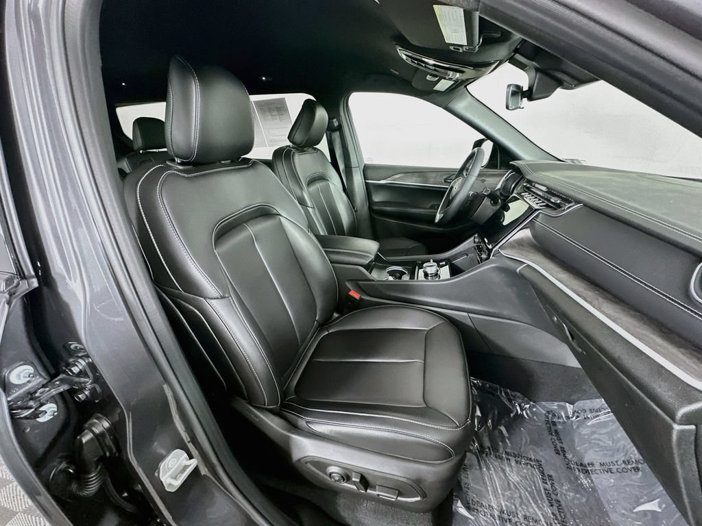 Certified 2025 Jeep Grand Cherokee L Limited AWD/4WD image 39