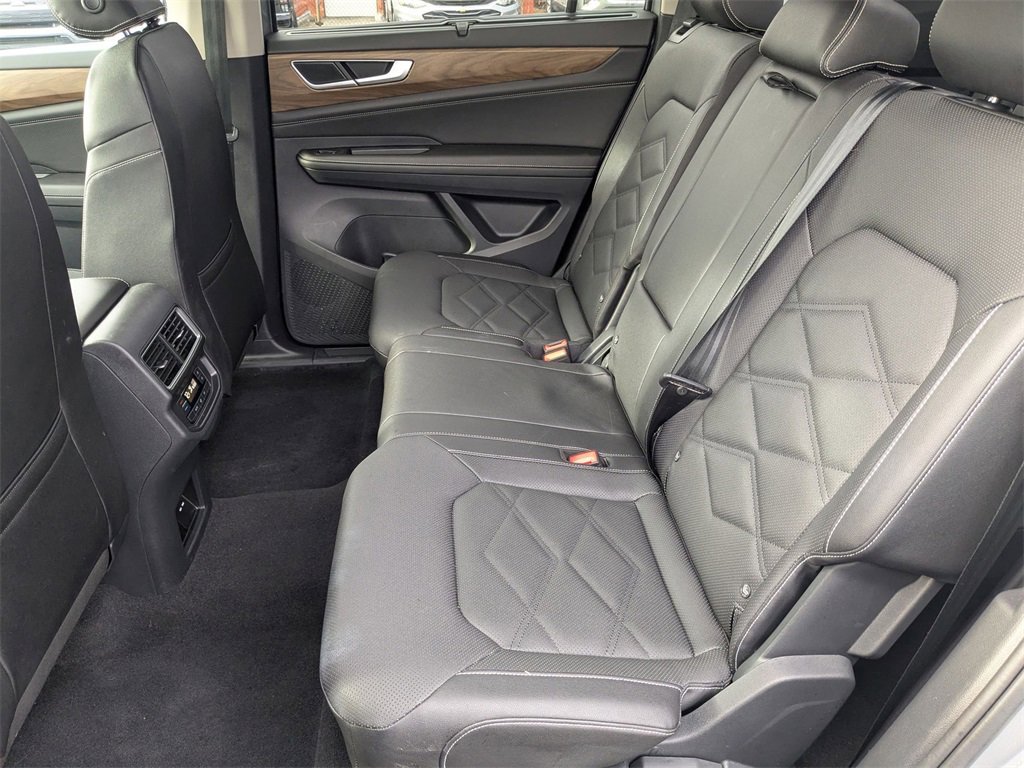 Used 2025 Volkswagen Atlas SE image 28