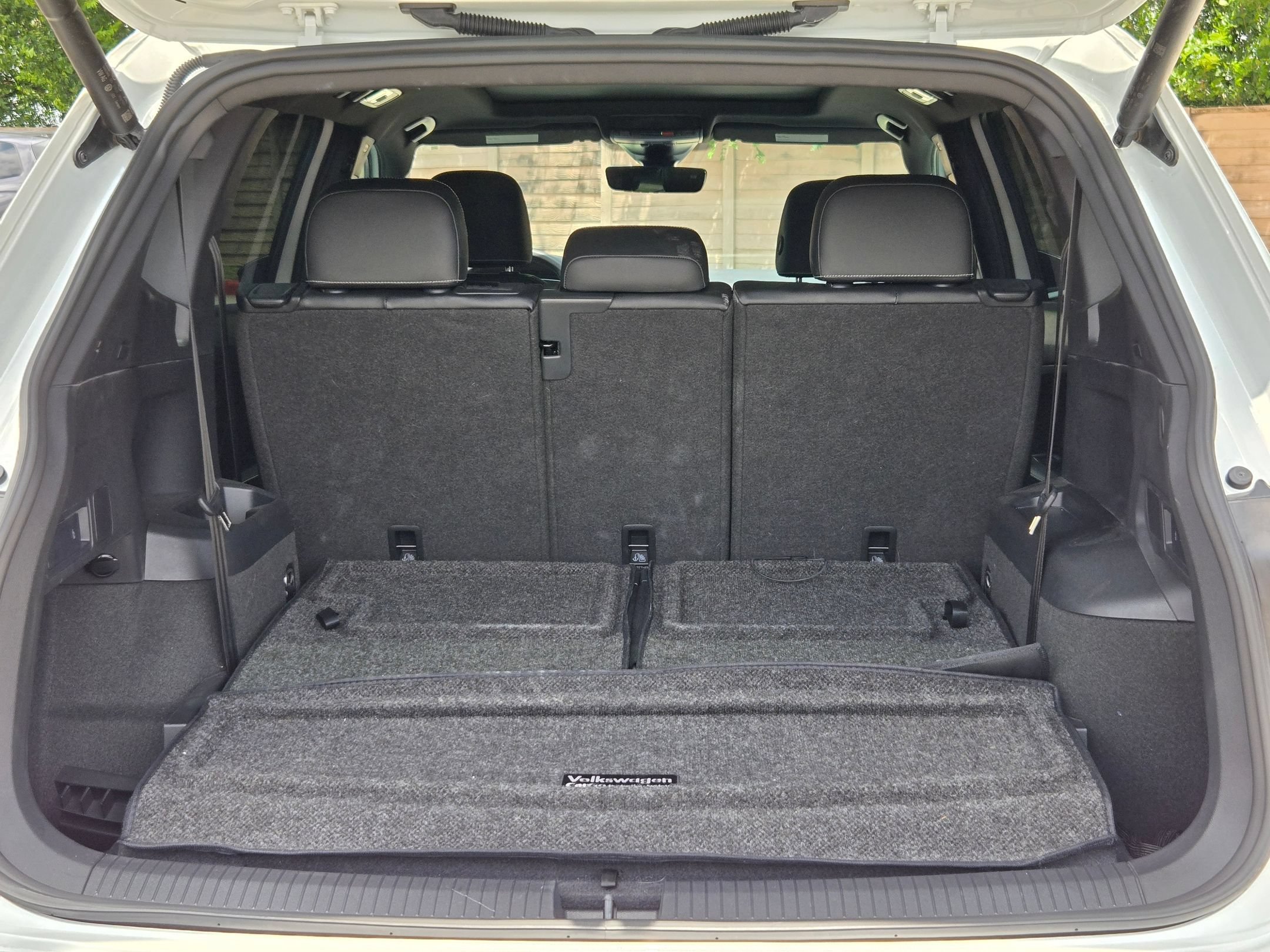 Used 2024 Volkswagen Tiguan SE R-Line FWD image 24
