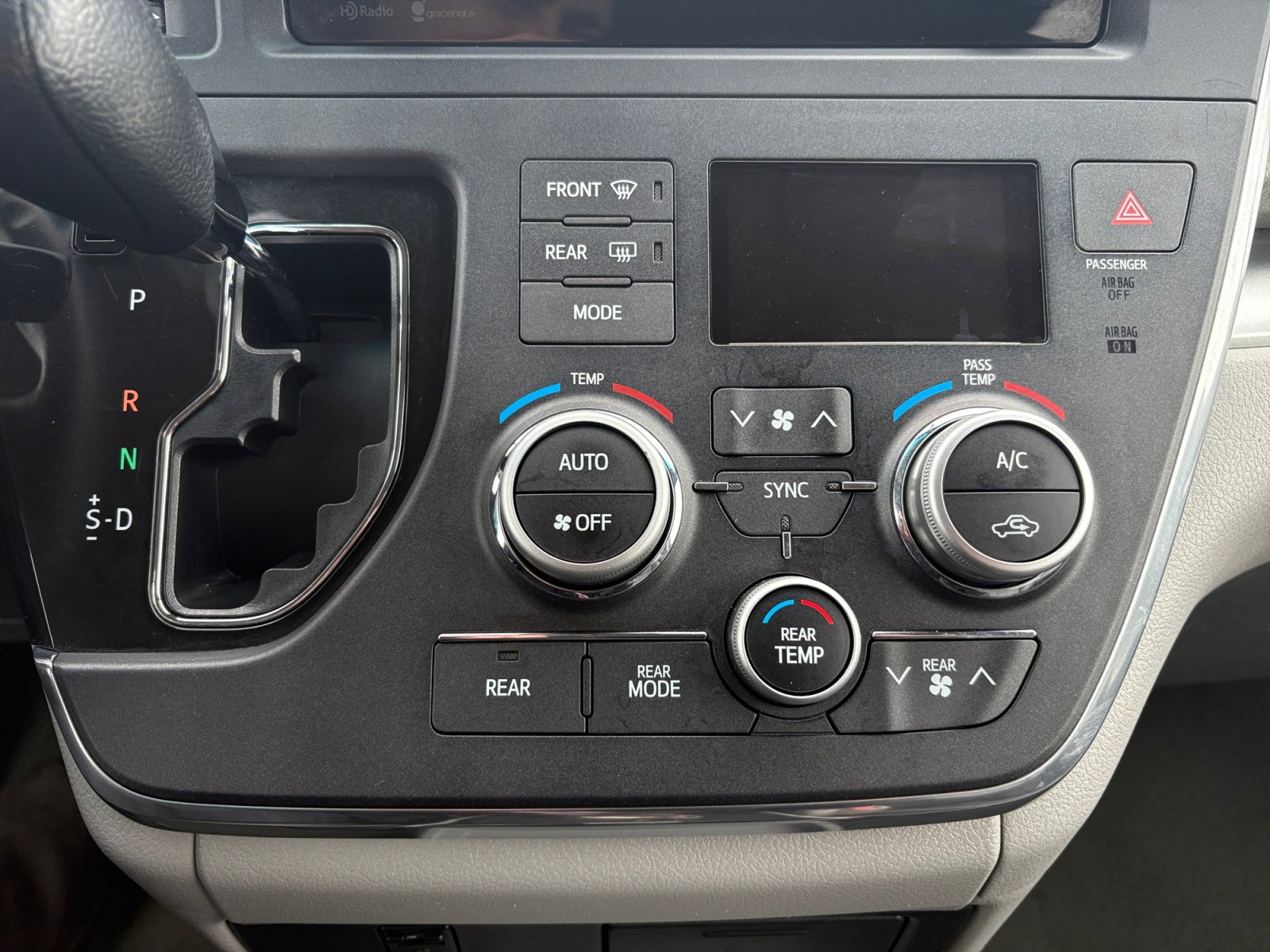 Used 2015 Toyota Sienna LE image 17