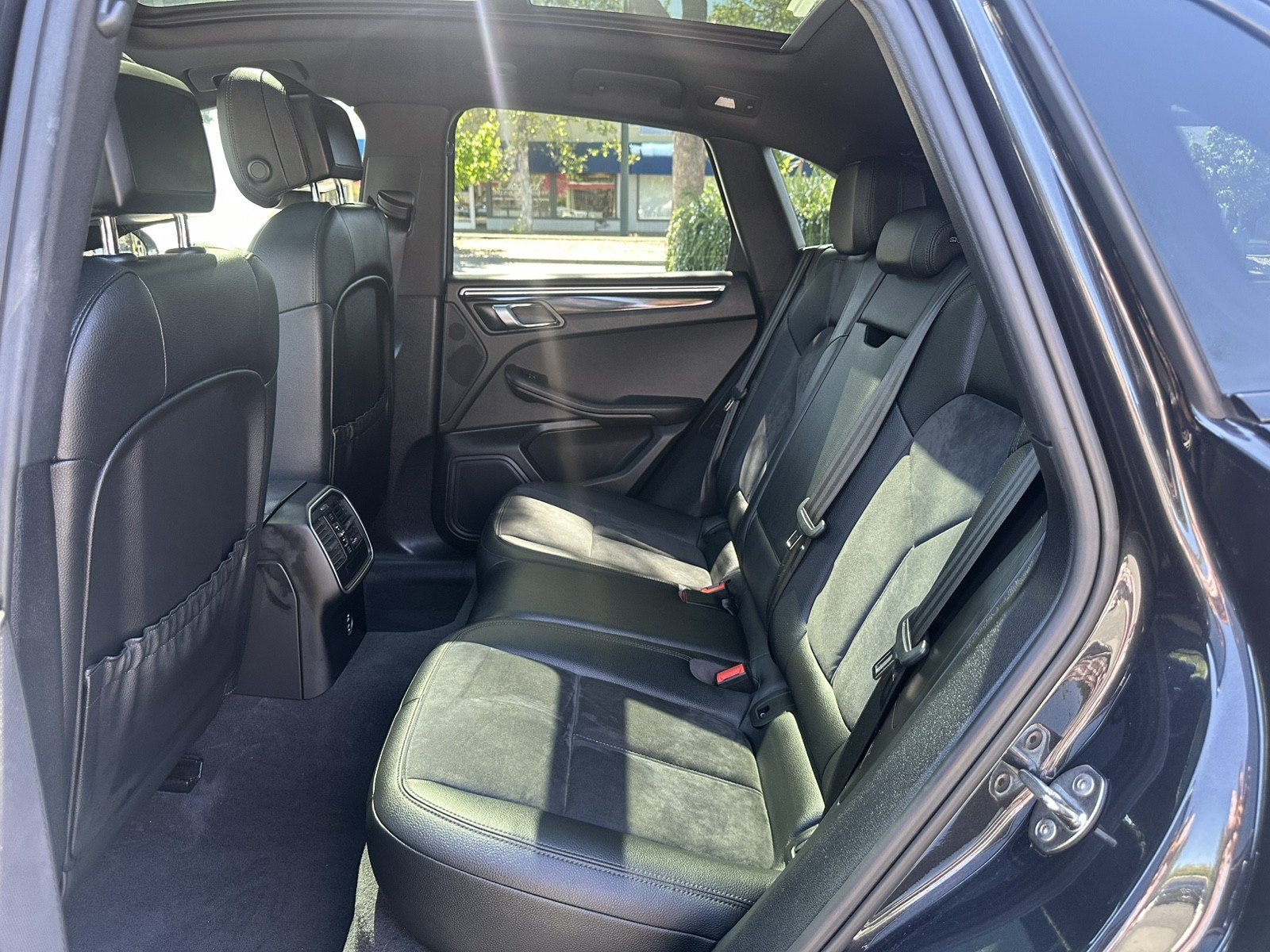 Used 2020 Porsche Macan AWD/4WD image 23