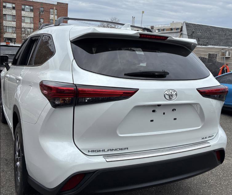 Used 2023 Toyota Highlander XLE image 3