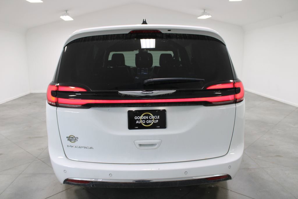 Used 2025 Chrysler Pacifica Select image 8