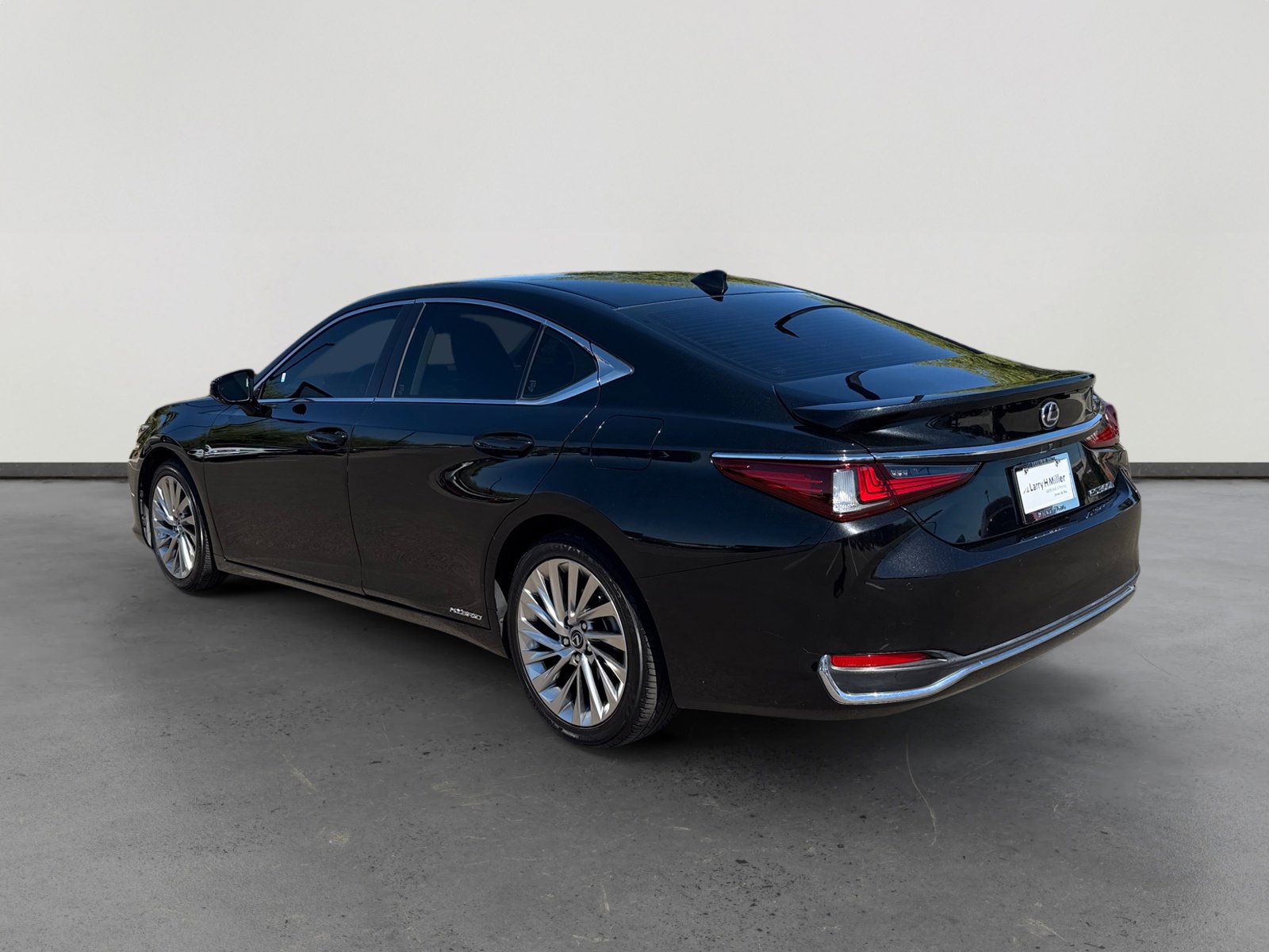 Used 2019 Lexus ES 300h w/ Luxury Package image 3
