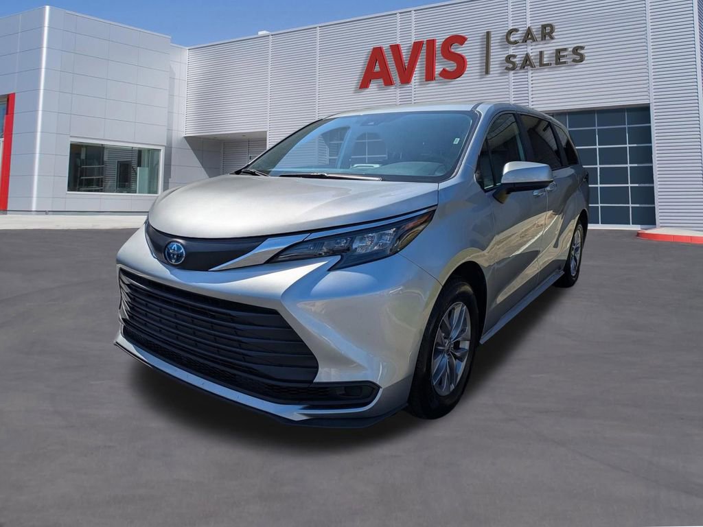 Used 2025 Toyota Sienna LE image 1