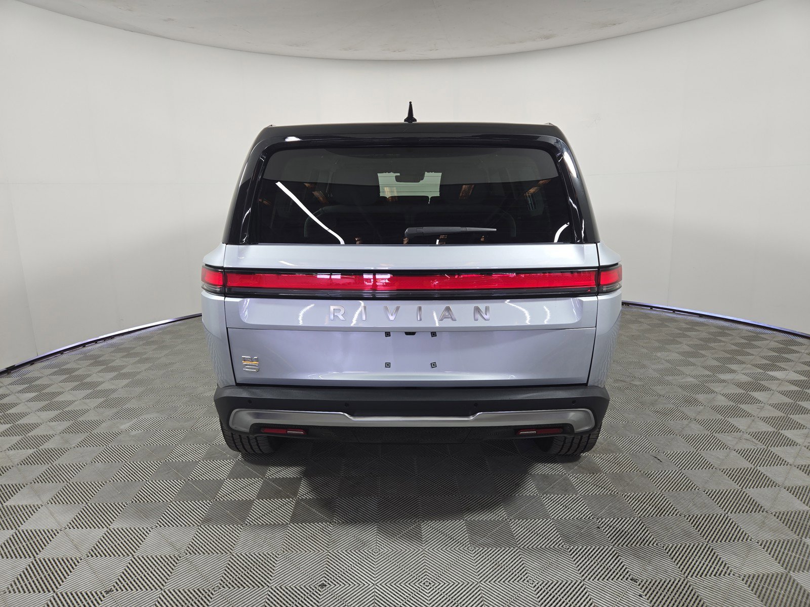 Used 2024 Rivian R1S Adventure image 4