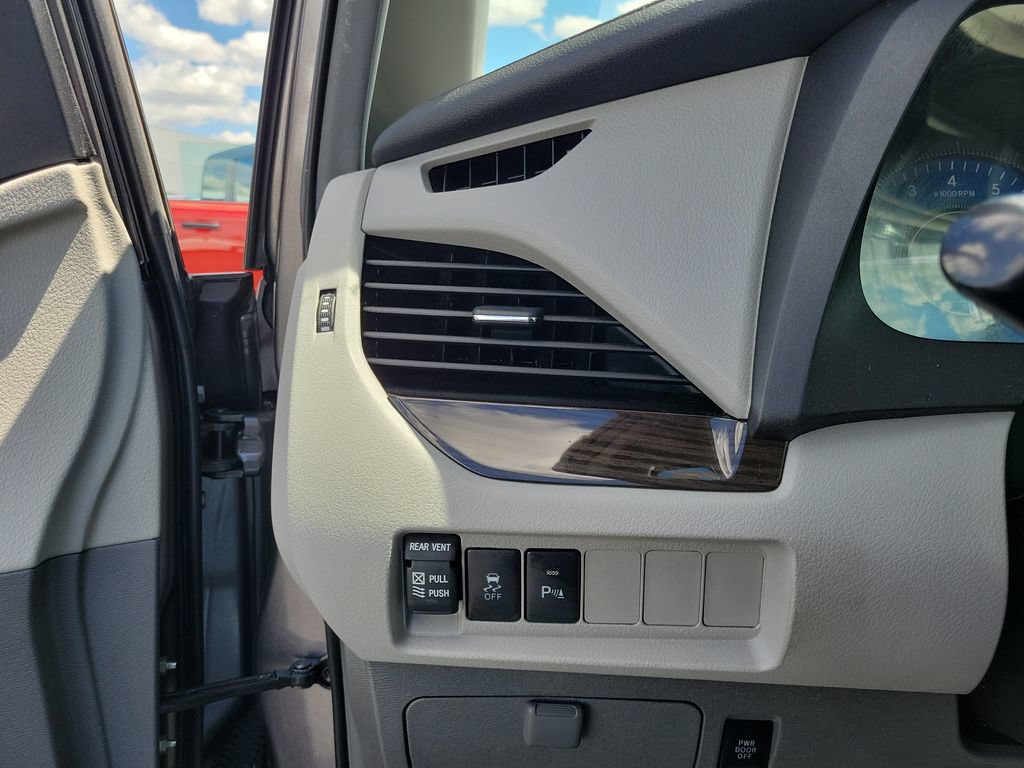 Used 2019 Toyota Sienna XLE w/ XLE Navigation Package FWD image 22