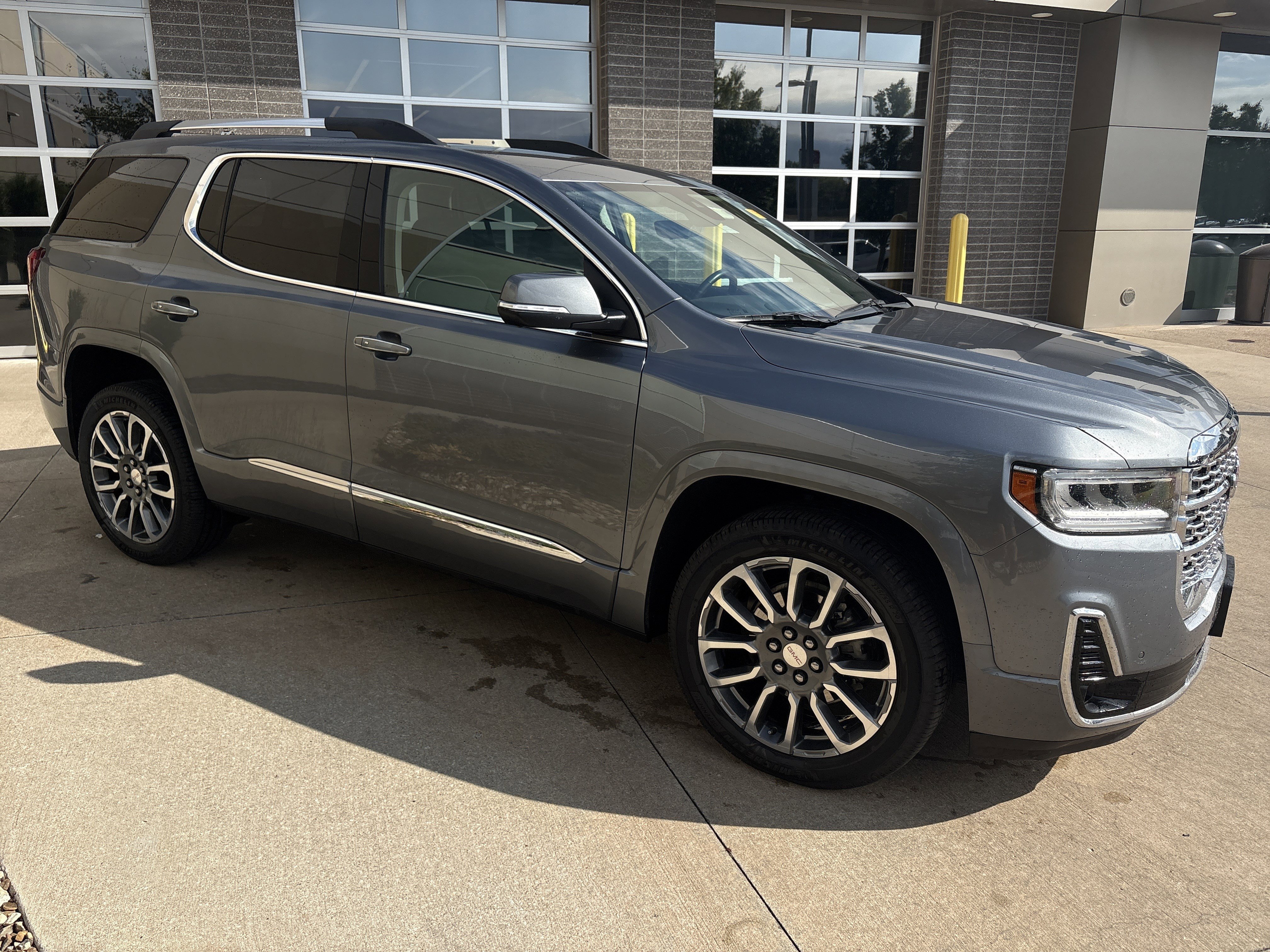 Used 2021 GMC Acadia Denali w/ Denali Technology Package image 2