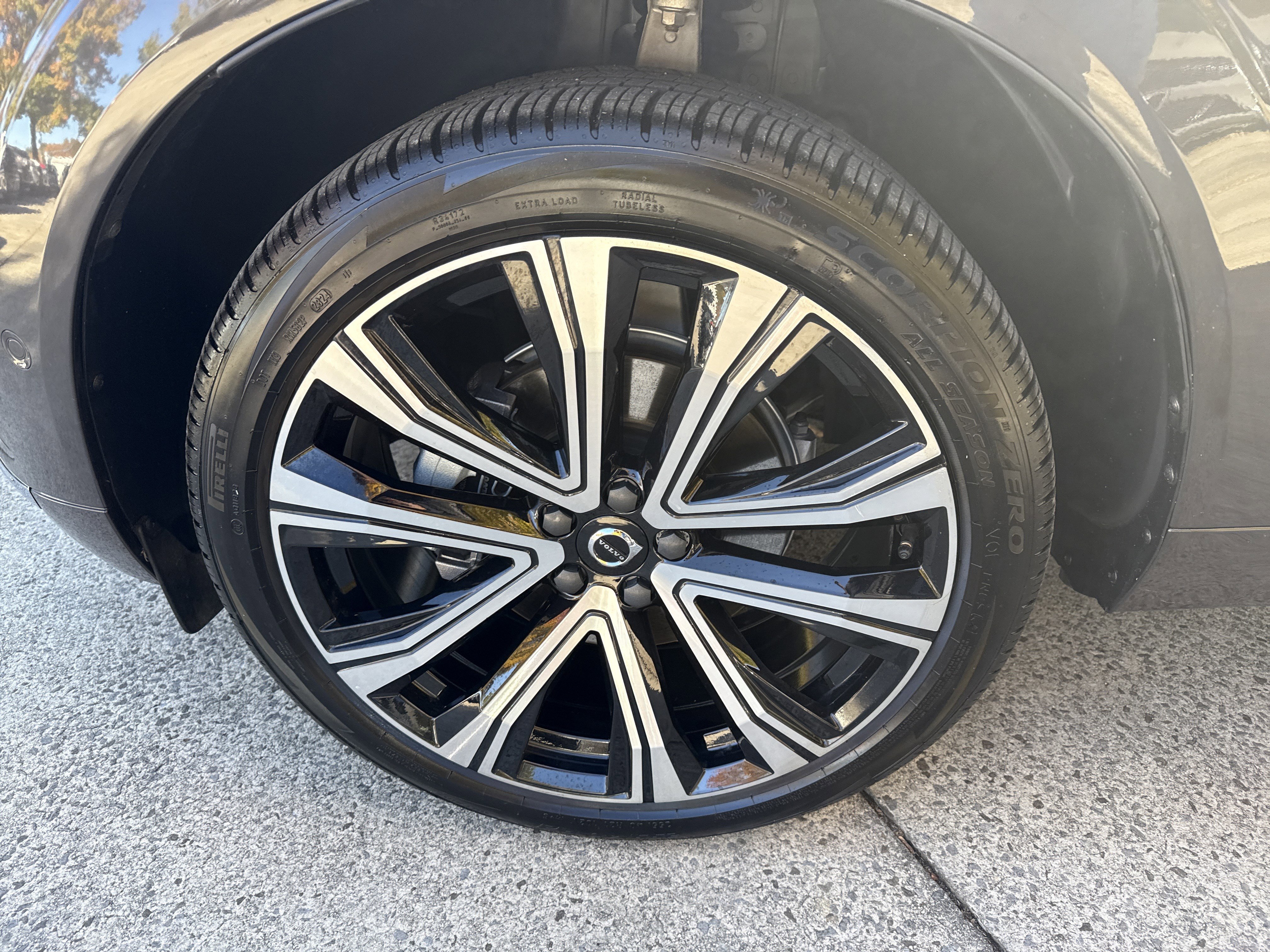 Used 2023 Volvo XC60 B5 Ultimate w/ Climate Package image 11