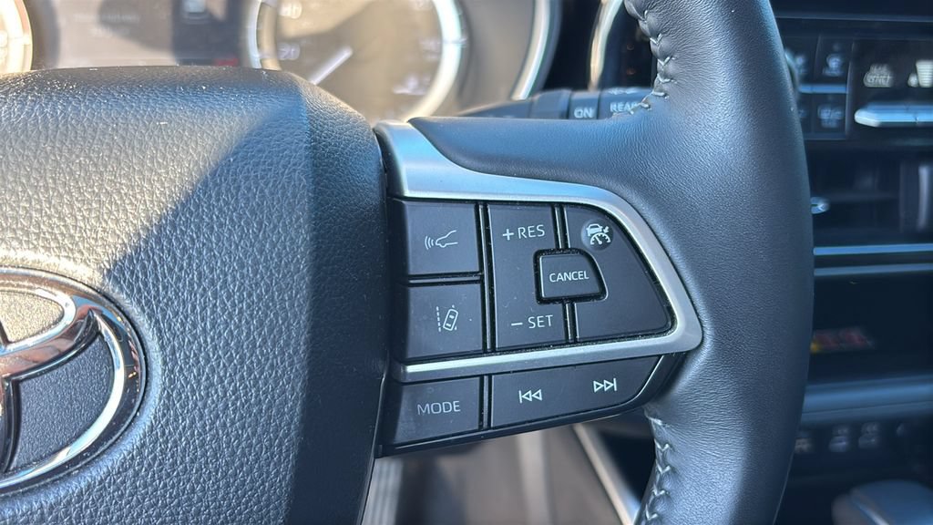 Used 2025 Toyota Highlander XLE AWD/4WD image 19