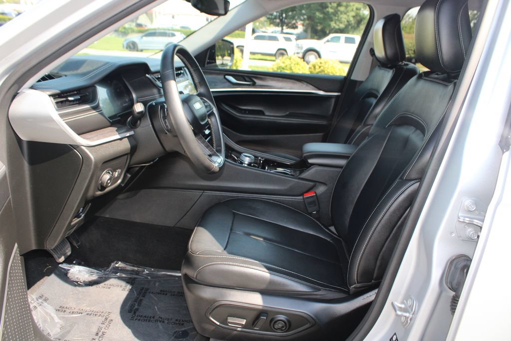 Used 2022 Jeep Grand Cherokee L Limited AWD/4WD image 11