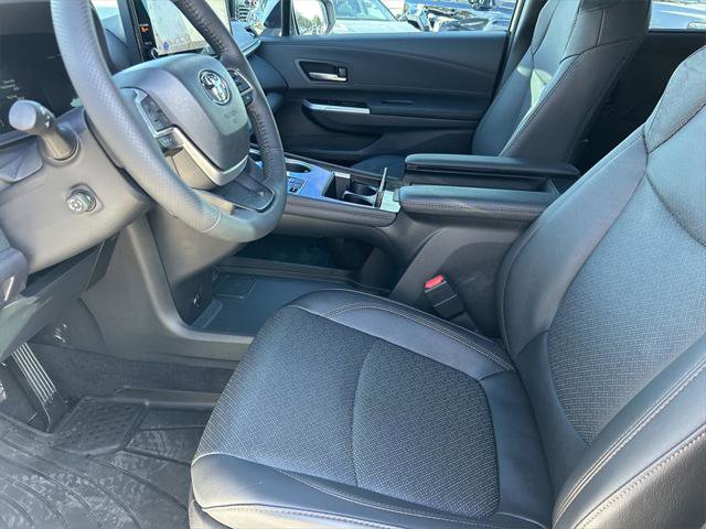 Certified 2025 Toyota Sienna Platinum image 11