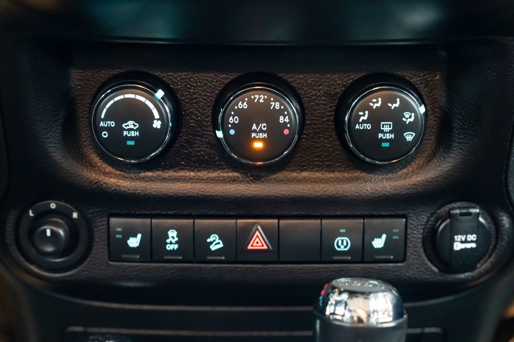 Used 2017 Jeep Wrangler Unlimited Rubicon w/ Connectivity Group AWD/4WD image 12