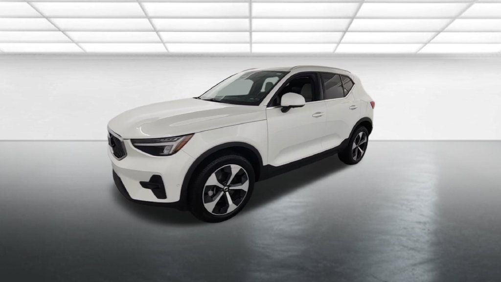Used 2024 Volvo XC40 B5 Plus AWD/4WD image 2