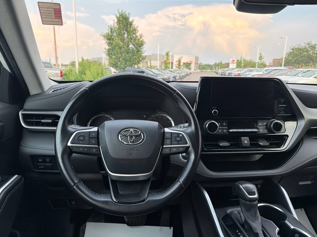 Used 2024 Toyota Highlander LE AWD/4WD image 22