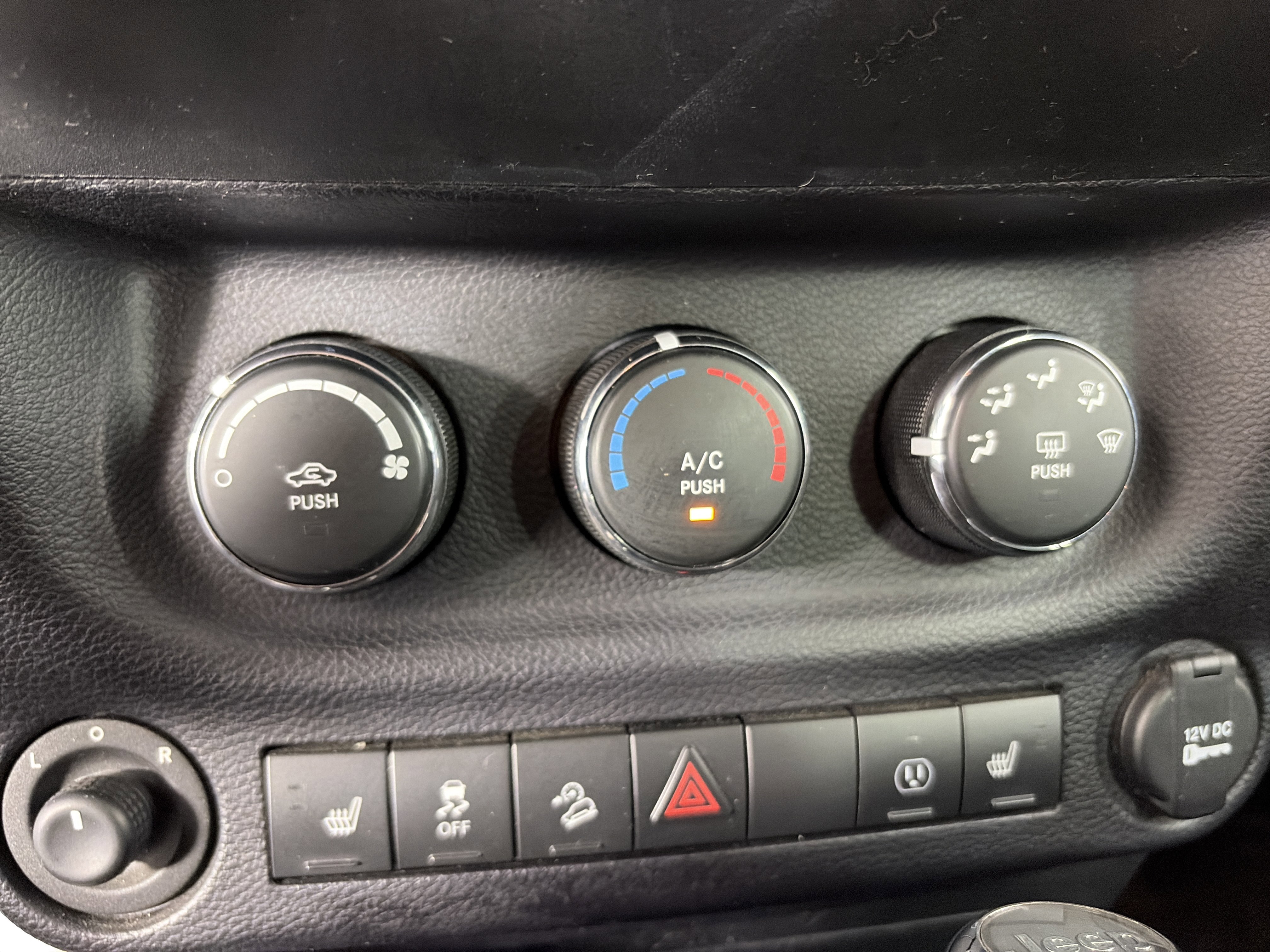 Used 2015 Jeep Wrangler Unlimited Sahara w/ Connectivity Group AWD/4WD image 19