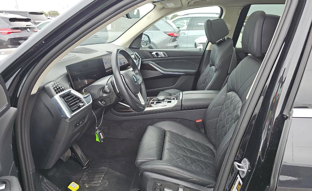 Used 2025 BMW X7 xDrive40i w/ Premium Package image 5