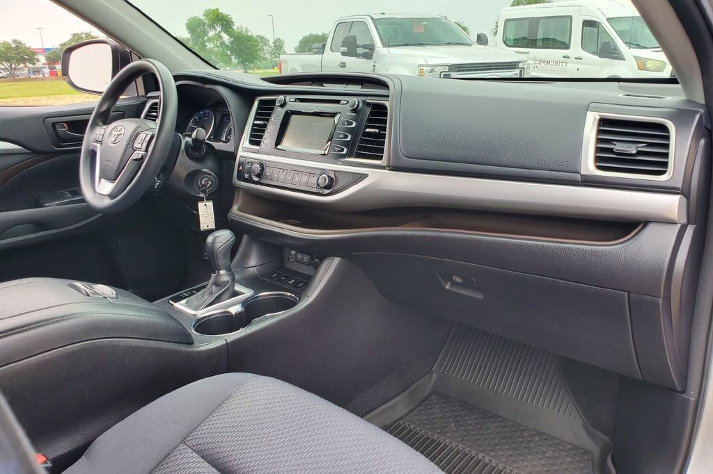 Used 2017 Toyota Highlander LE AWD/4WD image 15