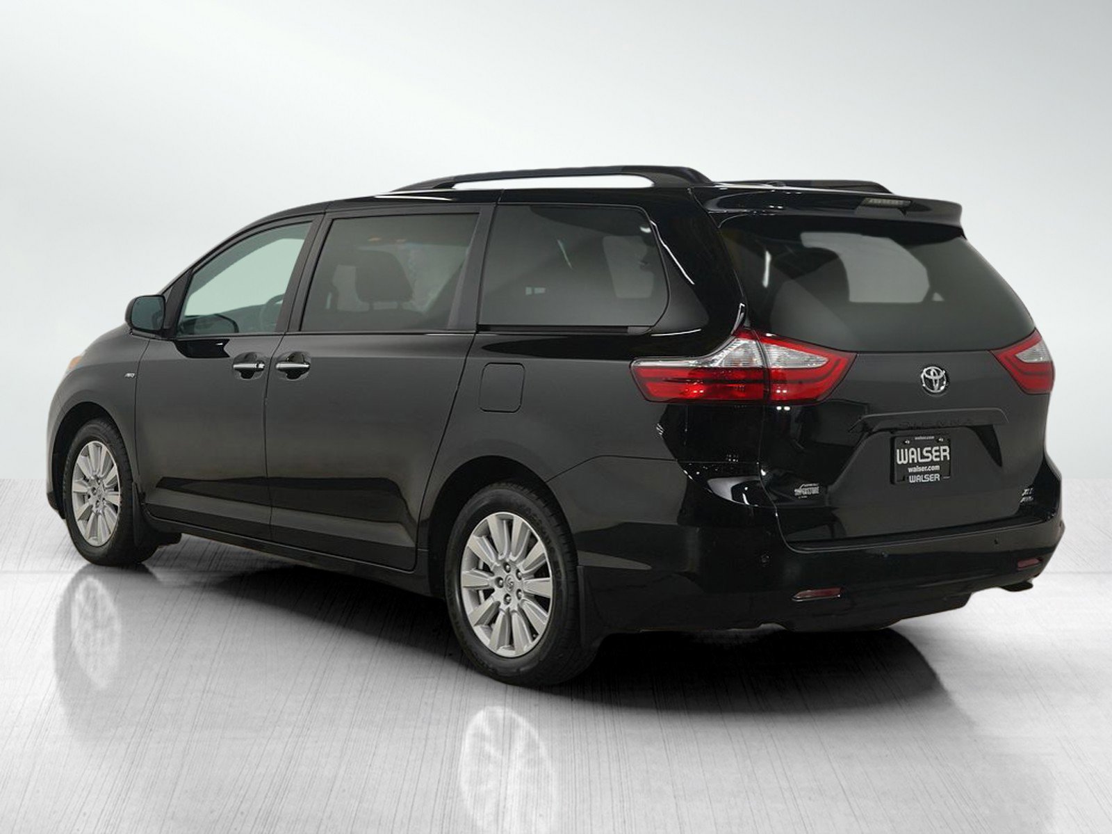 Used 2017 Toyota Sienna XLE image 3