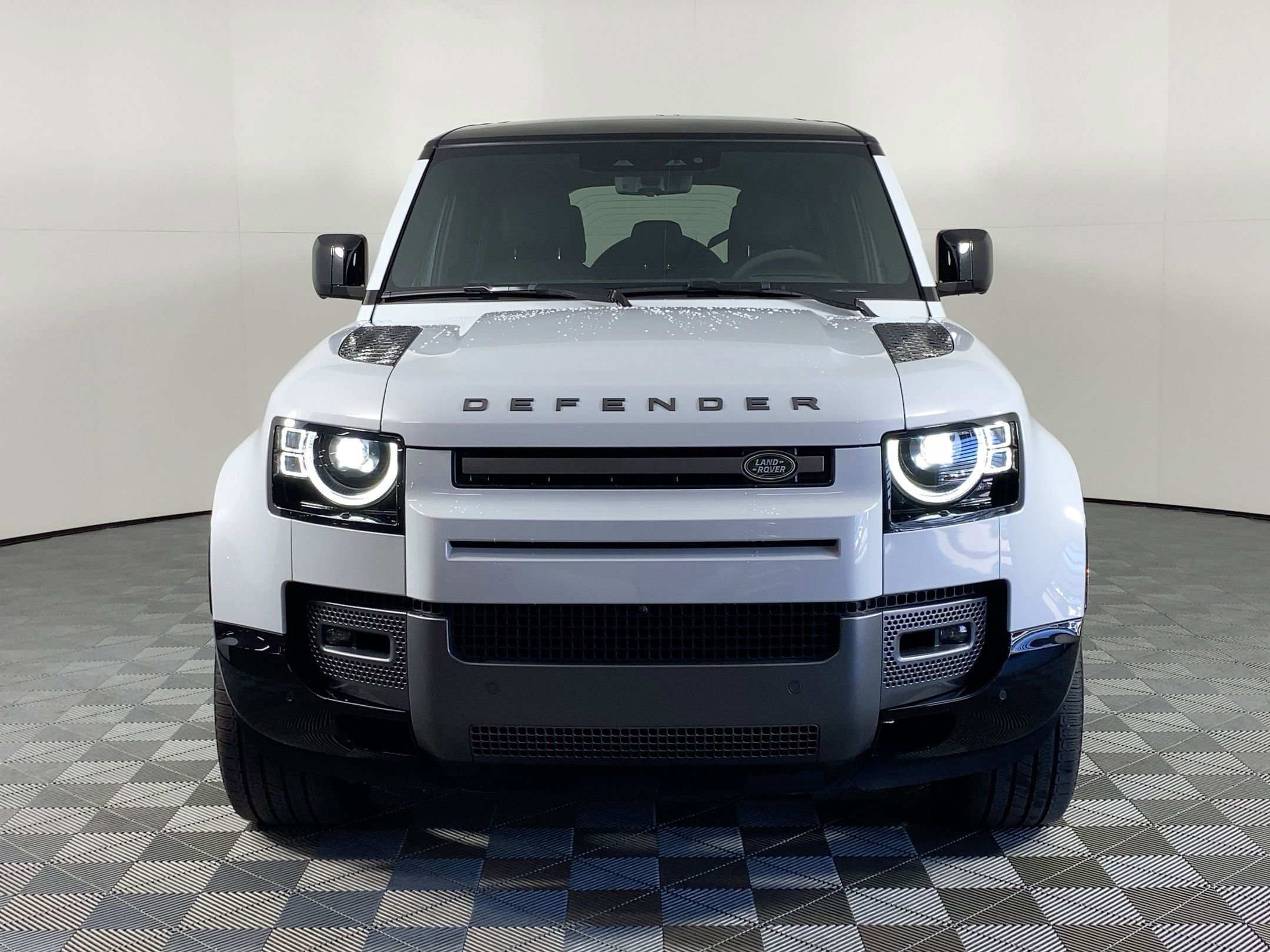 Certified 2023 Land Rover Defender 110 V8 AWD/4WD image 5