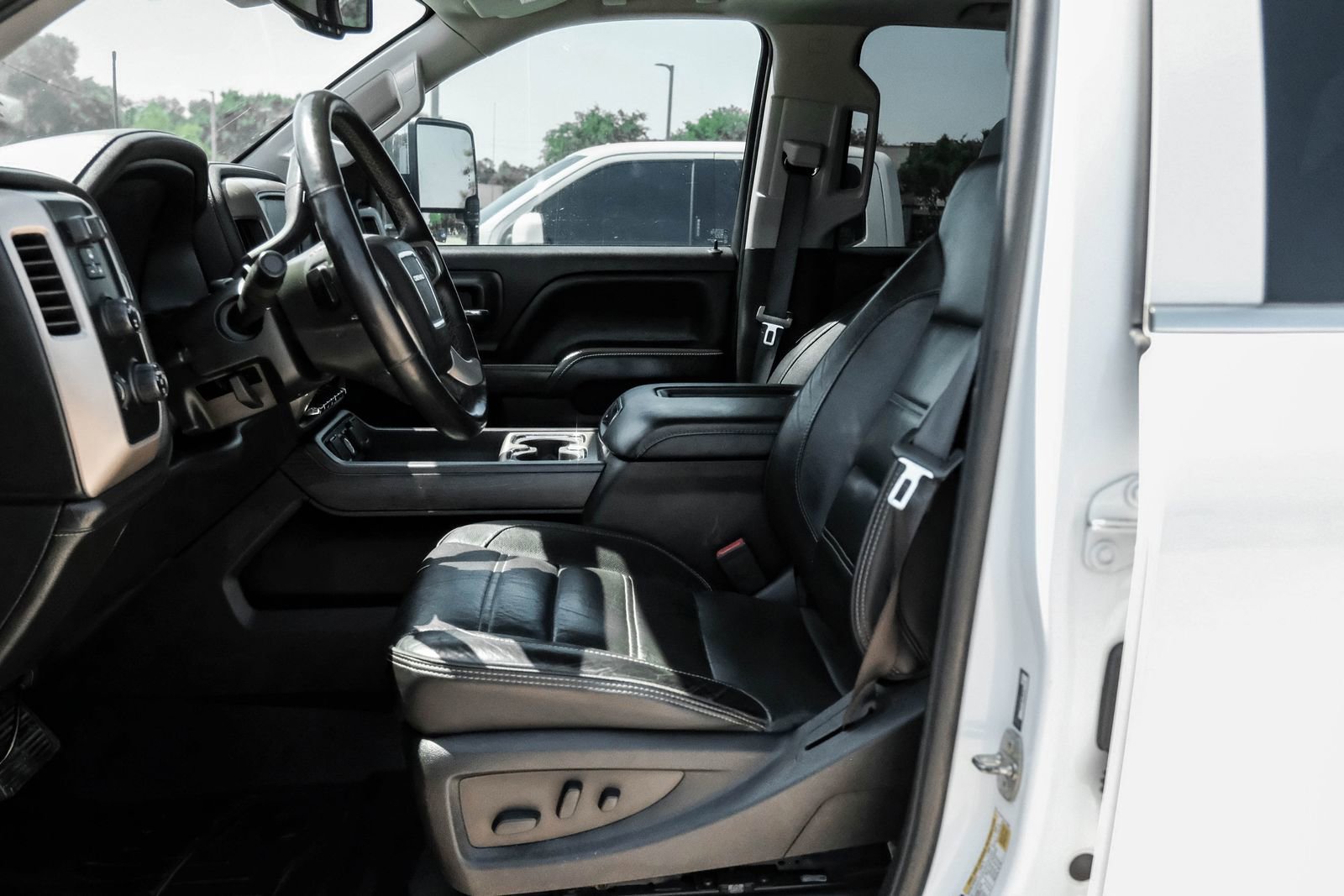 Used 2017 GMC Sierra 2500 Denali w/ Duramax Plus Package AWD/4WD image 4