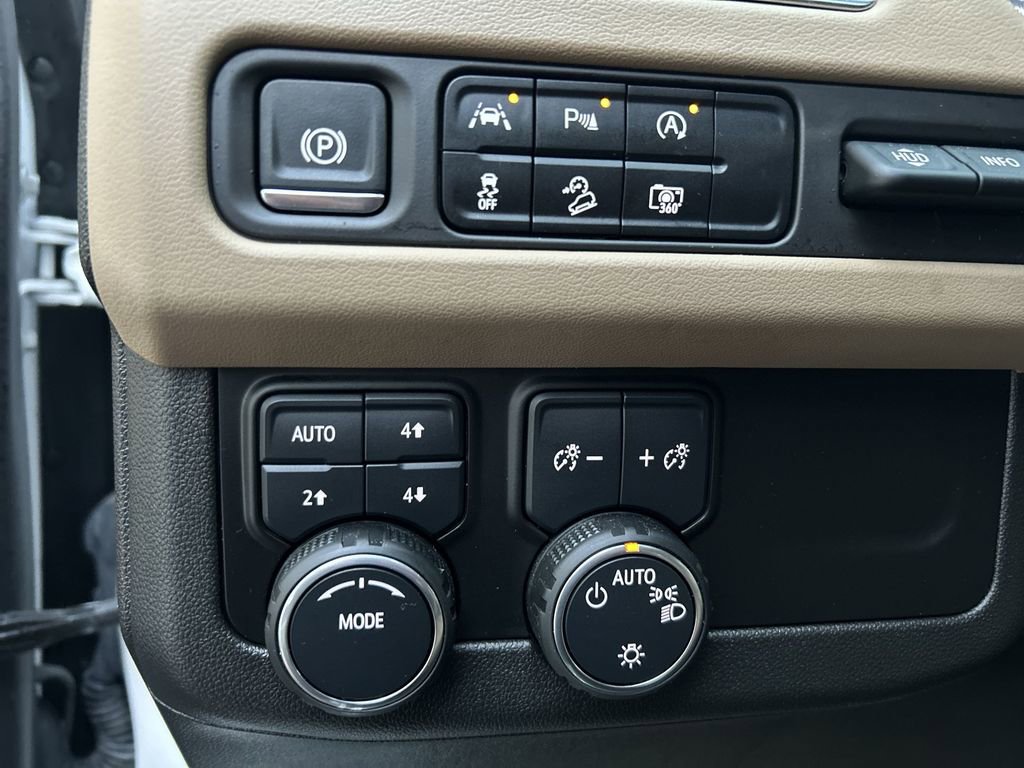 Used 2024 Chevrolet Tahoe Premier AWD/4WD image 23