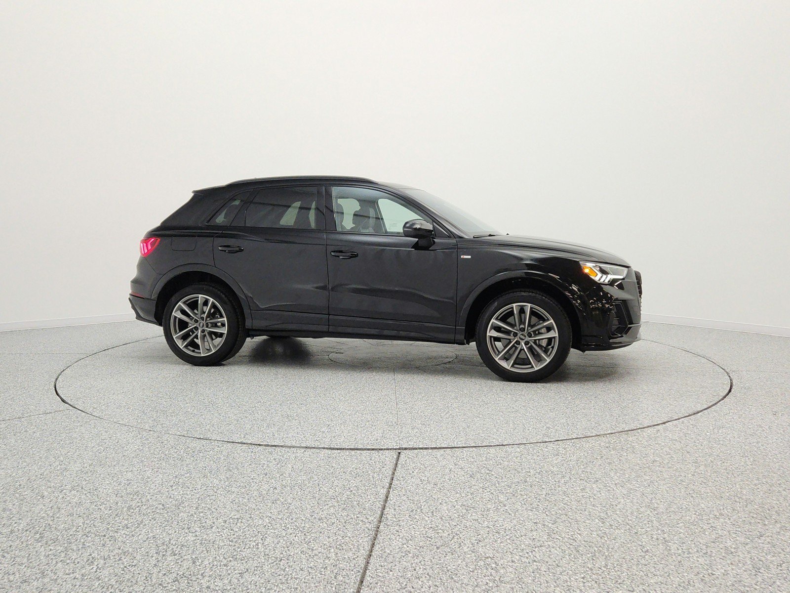 Used 2025 Audi Q3 2.0T Premium w/ Convenience Package AWD/4WD image 4