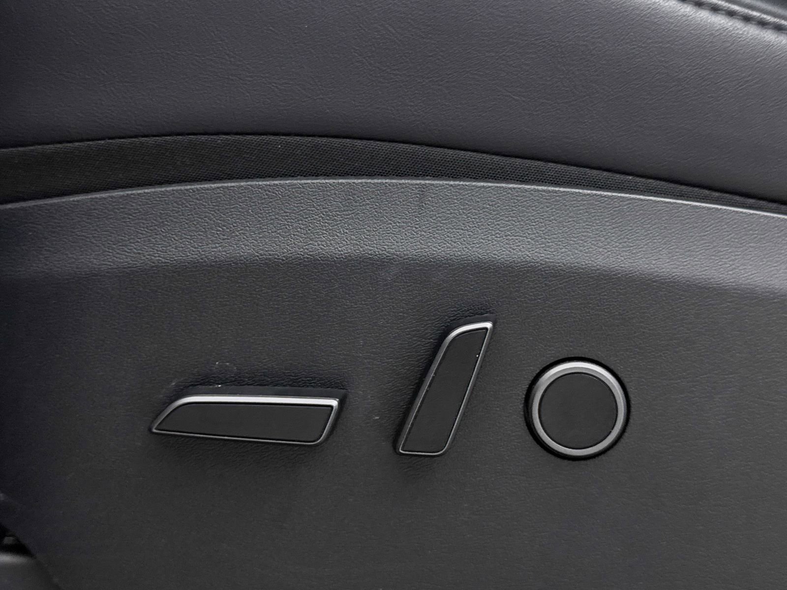 Used 2023 Tesla Model Y Long Range image 34